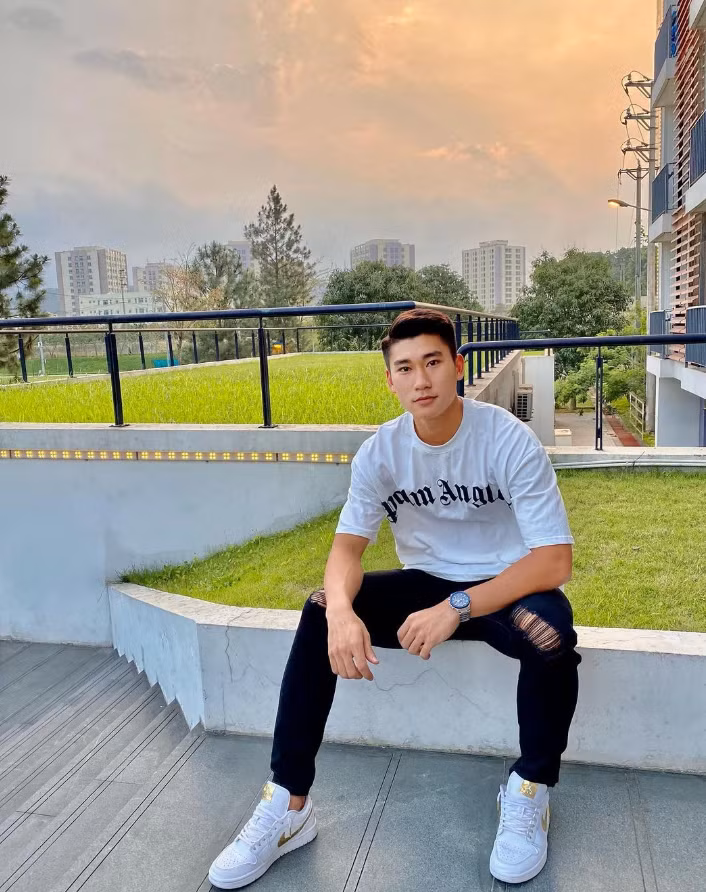 Áo thun đến từ thương hiệu Palm Angels có giá gần 6 triệu đồng được anh chàng phối với quần jeans rách và giày sneaker năng động và trẻ trung.