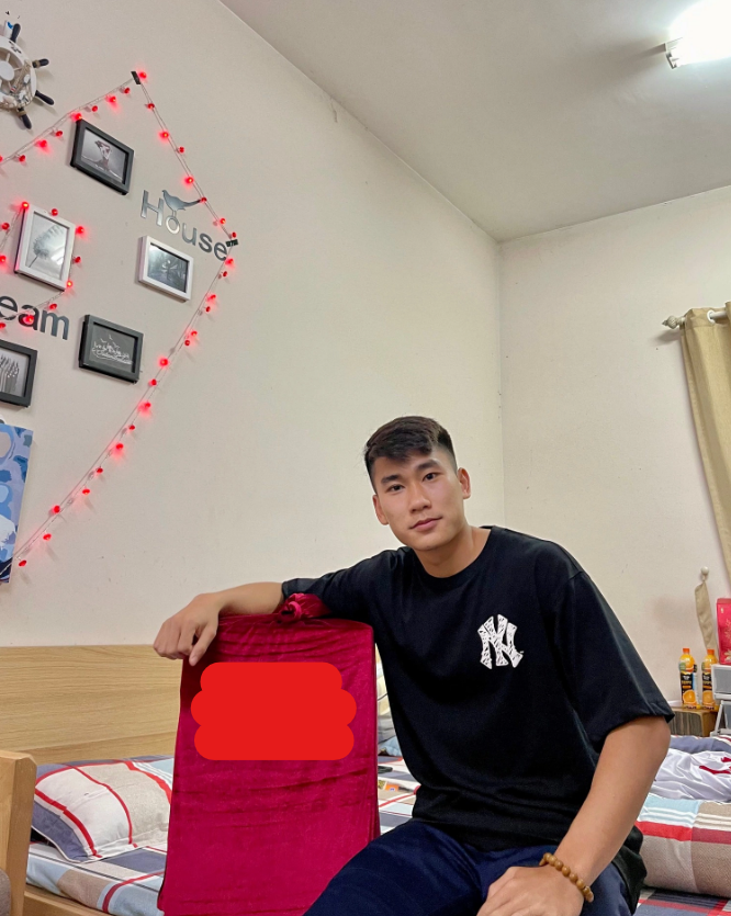 Phong cách đời thường của Nhâm Mạnh Dũng chú trọng sự đơn giản, màu sắc trung tính. Phong cách đời thường của Nhâm Mạnh Dũng chú trọng sự đơn giản, màu sắc trung tính.