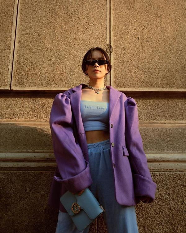 Phối blazer tím với set đồ xanh cùng phụ kiện ton-sour-ton khiến người đẹp trở nên thời thượng.