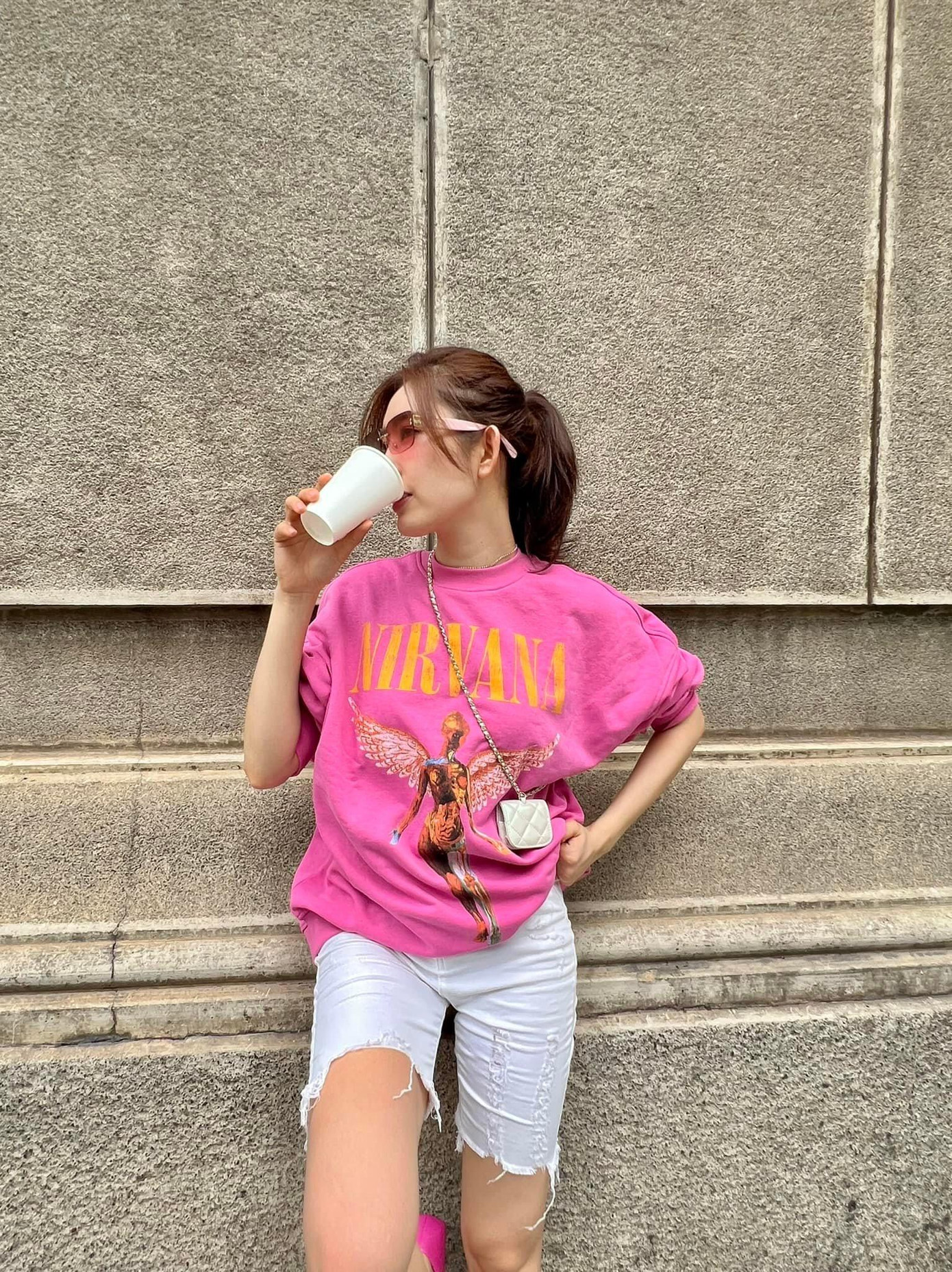 Những bộ cánh có màu sắc nổi bật luôn được Thúy Ngân diện vào dịp Hè.