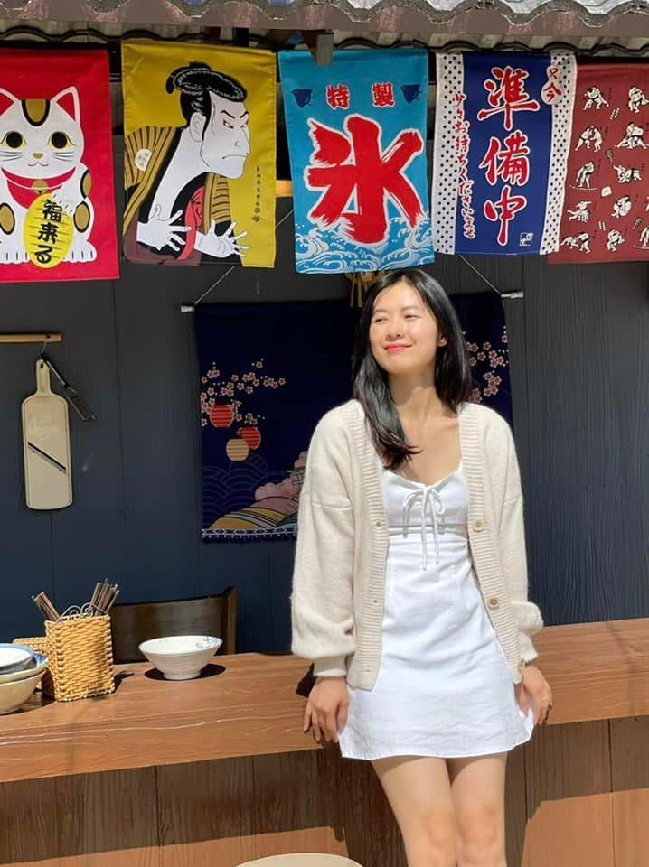 Thả dáng trong chiếc váy trắng kết hợp Cardigan, Oanh Kiều vừa trẻ trung lại năng động.