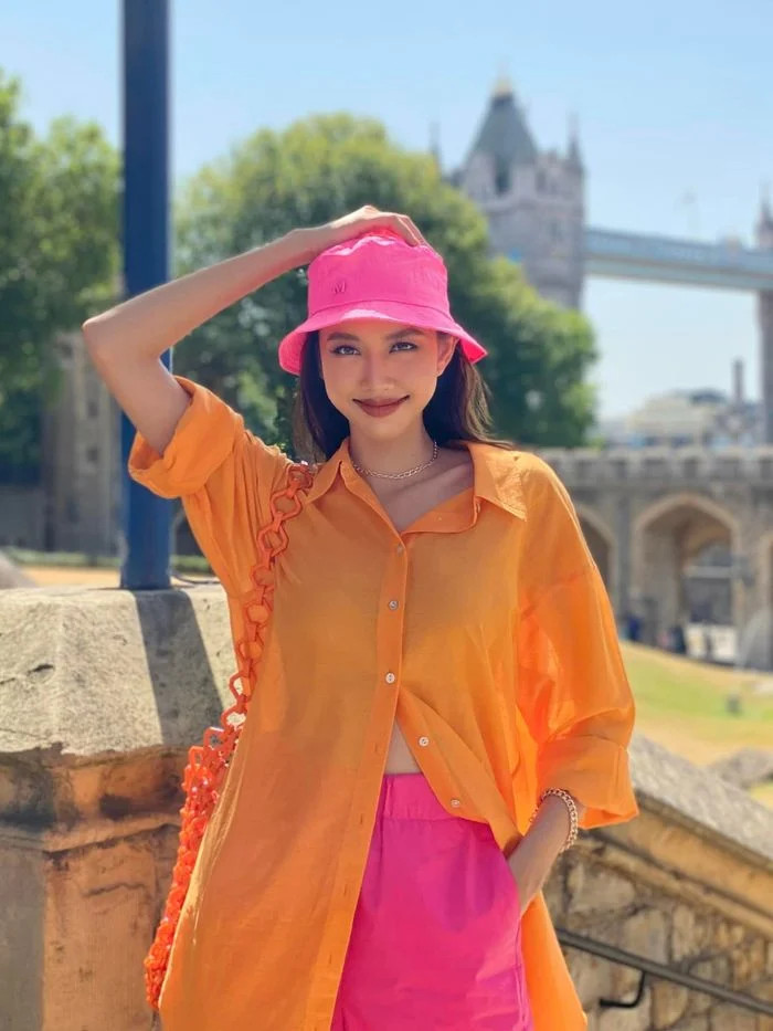 Cô nàng còn kết hợp mẫu áo sơ mi cài "cho vui" với mũ xô, quần soóc jeans cạp cao và túi xách để trông thật năng động.