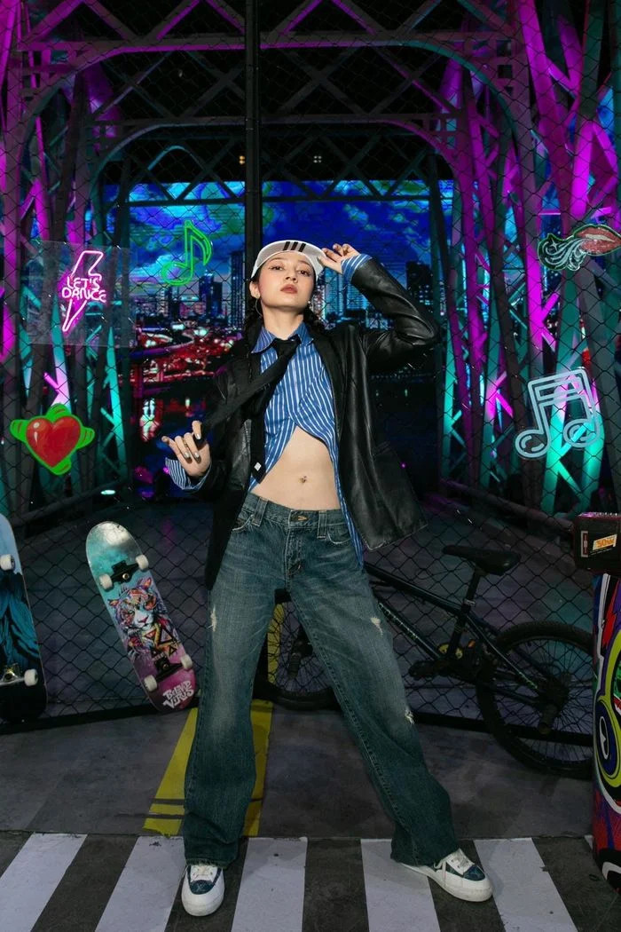 Bảo Anh sành điệu khi bắt trend diện áo sơ mi cài cúc "hờ hững" phối với các phụ kiện. Theo đuổi phong cách này, nữ ca sĩ trở nên phá cách, cá tính và nổi loạn.