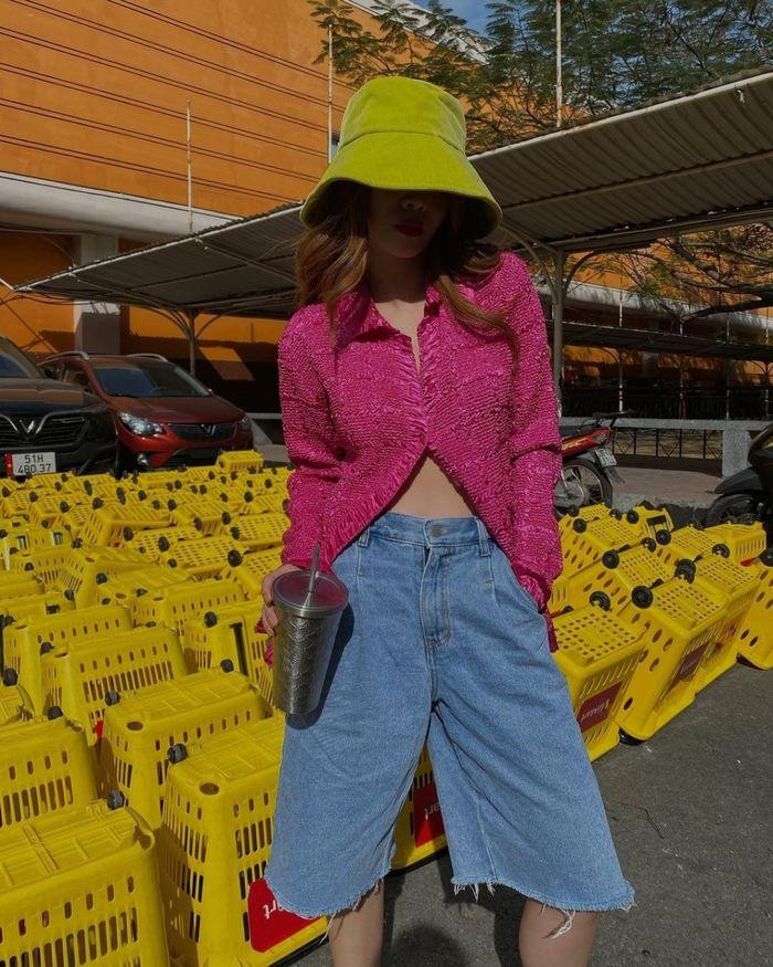 Yến Trang bắt trend sơ mi cài hờ nhưng “chịu chơi” hơn khi chọn phối với quần dáng rộng và mũ màu vàng nổi bật.