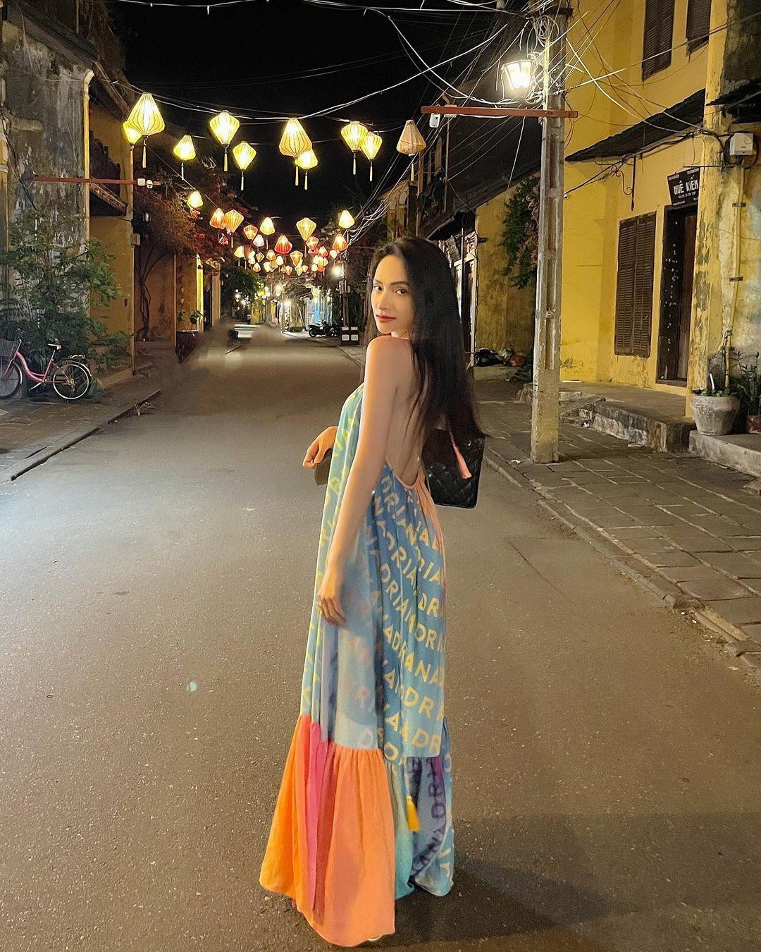 Diện váy cổ yếm hở lưng quyến rũ, Hương Giang vừa xinh xắn vừa ngọt ngào. Có thể thấy, nhan sắc và thời trang của Hoa hậu Hương Giang ngày càng thăng hạng khiến nhiều người phải dành lời khen ngợi.