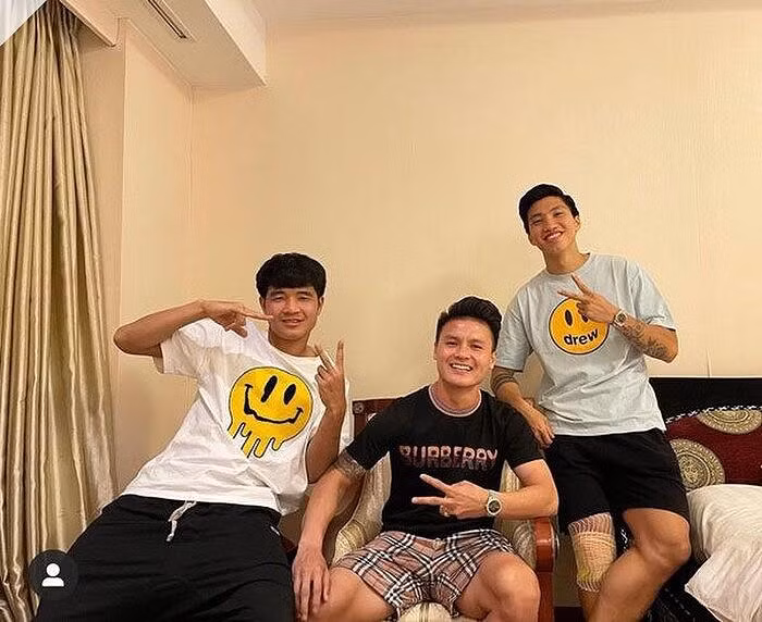 Bộ đồ có giá hơn 13 triệu đồng được Quang Hải mặc khi ở phòng với hội anh em.
