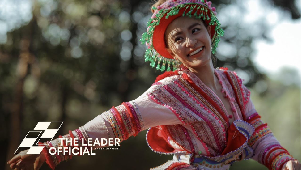 Nhạc dân gian là yếu tố quen thuộc mà Hoàng Thùy Linh thường sử dụng như một nét riêng trong phong cách âm nhạc của mình.