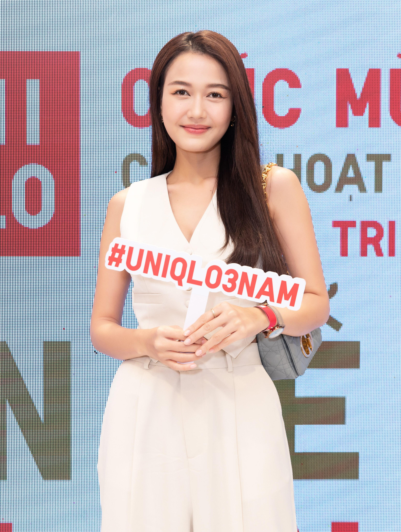 Diễn viên Nhung Gumiho phá cách với set áo gile và quần ống suông, chứng minh gu thời trang trẻ trung bất chấp gió mùa.