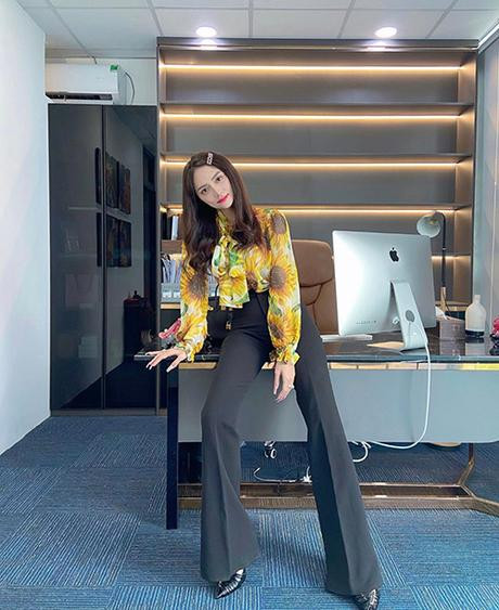 Hoa hậu Hương Giang phối áo sơ mi với quần ống loe để tạo sự trẻ trung, thanh lịch khi đi làm. Hoa hậu Hương Giang phối áo sơ mi với quần ống loe để tạo sự trẻ trung, thanh lịch khi đi làm.