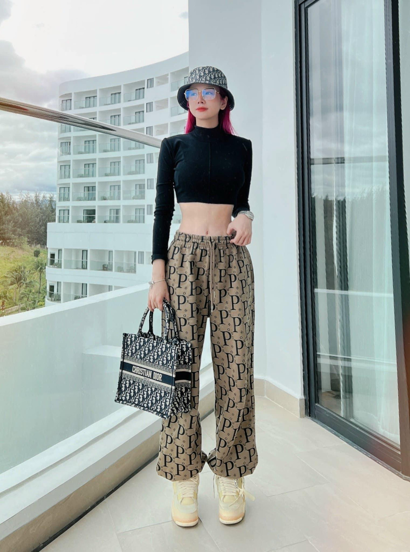 Áo croptop có thiết kế ôm sát dài tay phối với quần dài và phụ kiện giúp tôn lên chiều cao.