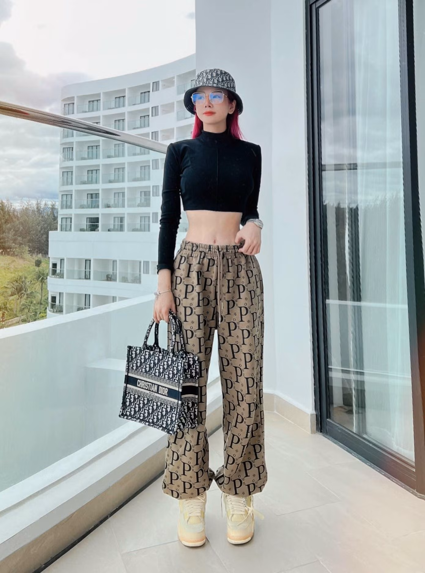 Áo croptop có thiết kế ôm sát dài tay phối với quần dài và phụ kiện giúp tôn lên chiều cao. Áo croptop có thiết kế ôm sát dài tay phối với quần dài và phụ kiện giúp tôn lên chiều cao.