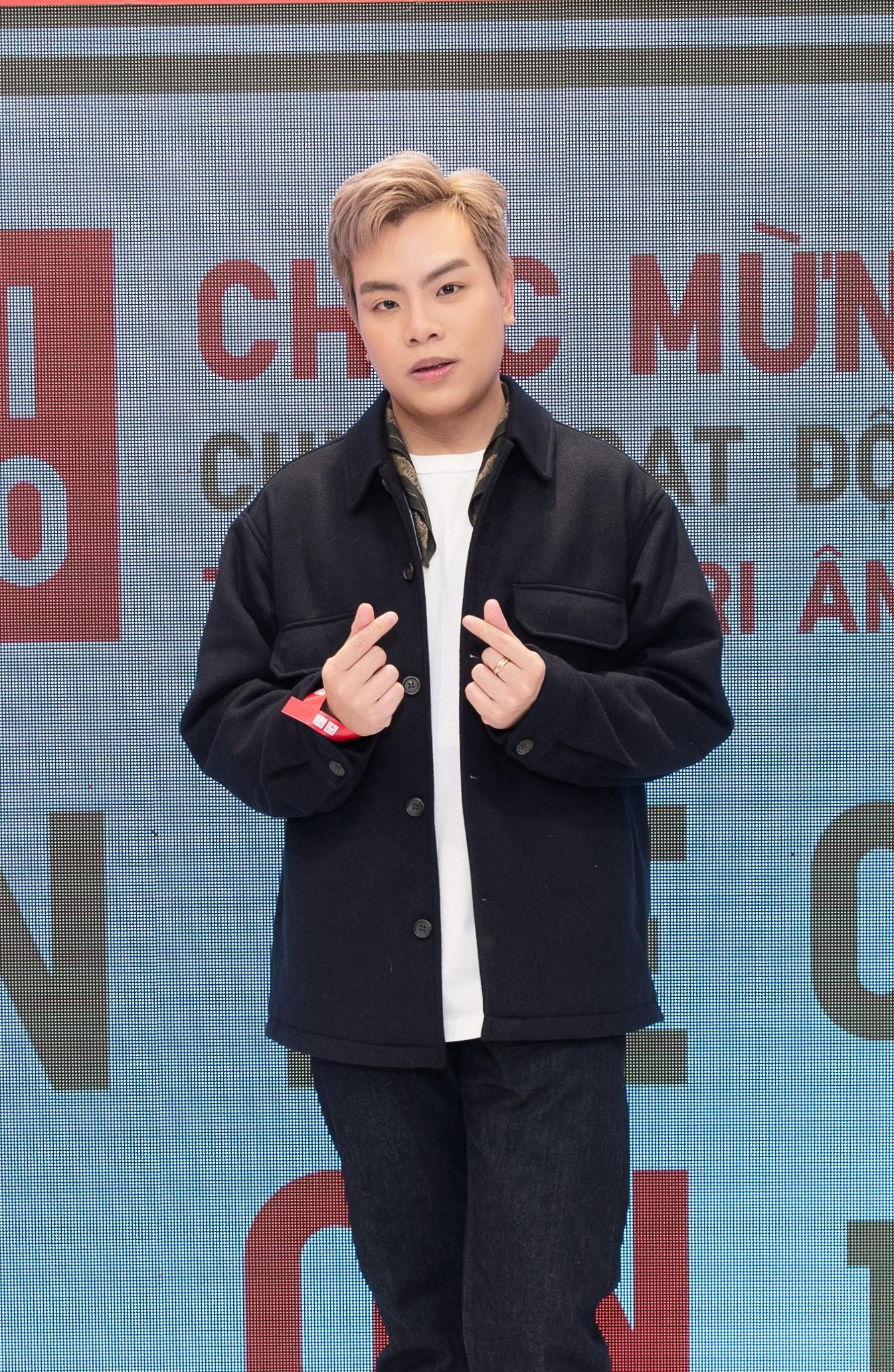 Hứa Kim Tuyền xuất hiện với outfit đơn giản nhưng vẫn mang đến cảm giác thu hút. Nam nhạc sĩ chọn phối quần jeans với áo thun và áo khoác dạ để vẻ ngoài trông trẻ trung và năng động.