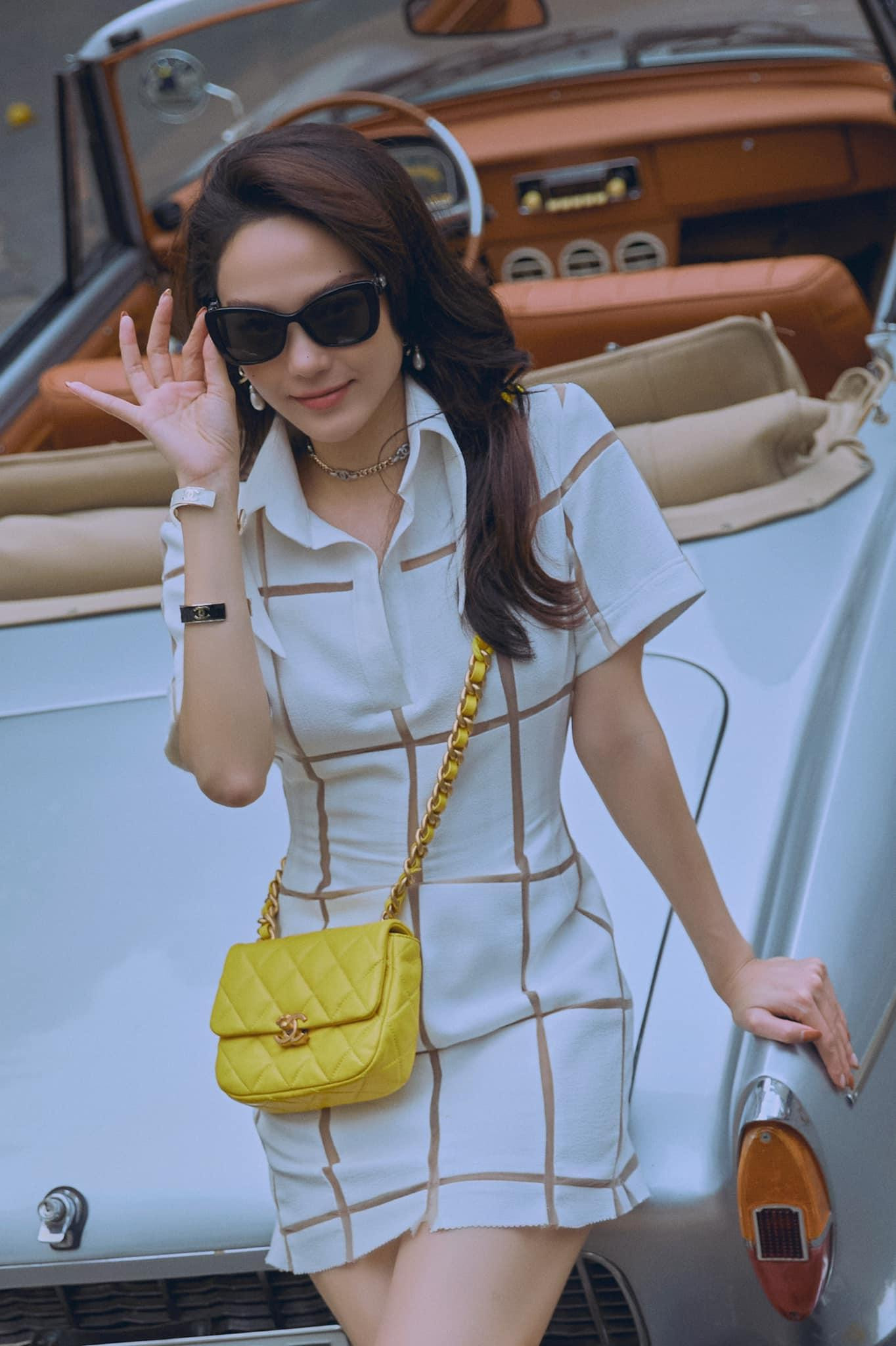 Váy polo đơn giản kết hợp cùng kính và túi xách sẽ giúp bạn trở nên sang chảnh hơn.