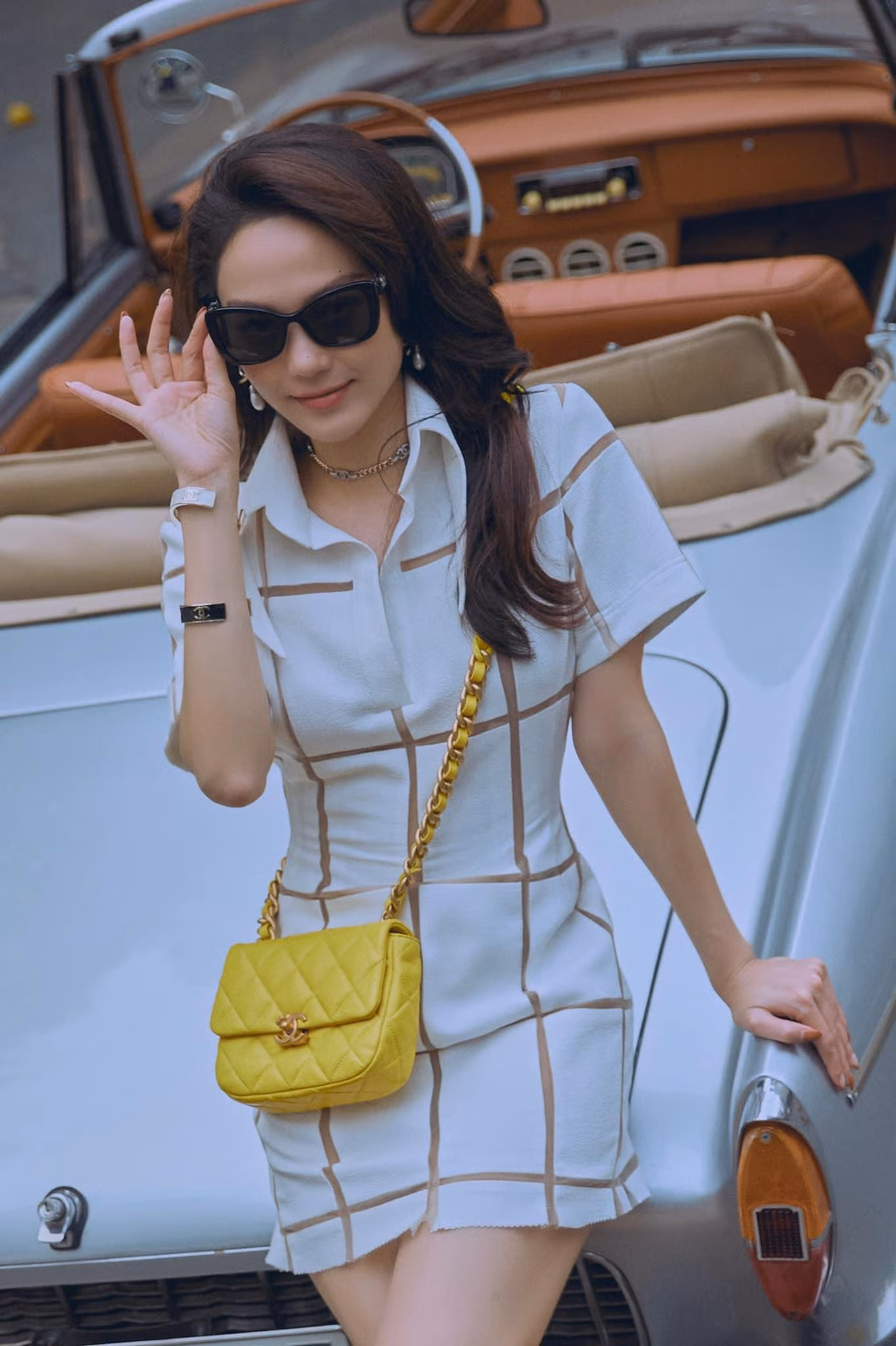 Váy polo đơn giản kết hợp cùng kính và túi xách sẽ giúp bạn trở nên sang chảnh hơn.