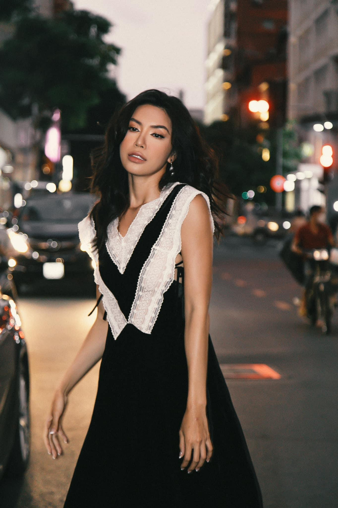 Một chiếc váy đen pha thêm chút gam màu trắng sẽ khiến các nàng trông dịu dàng, nữ tính hơn như siêu mẫu Minh Tú.