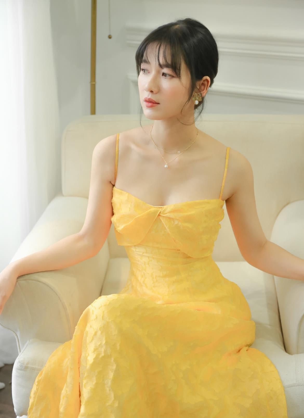 Oanh Kiều ở ngoài đời vẫn chuộng phong cách nữ tính với những chiếc váy xòe nhẹ nhàng.