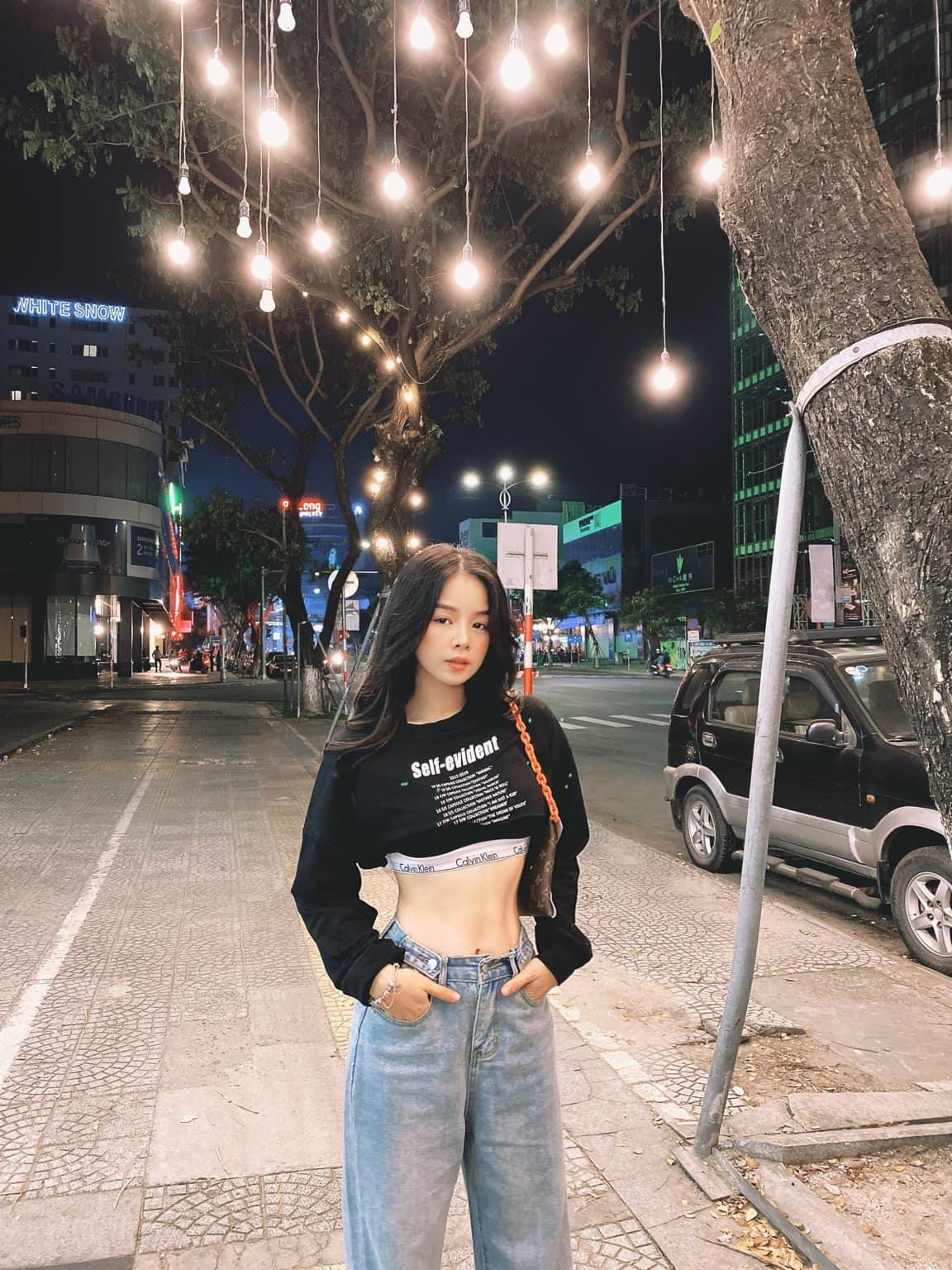 Quần cạp cao chính là sự lựa chọn ưu tiên của DJ Mie khi kết hợp với áo croptop.