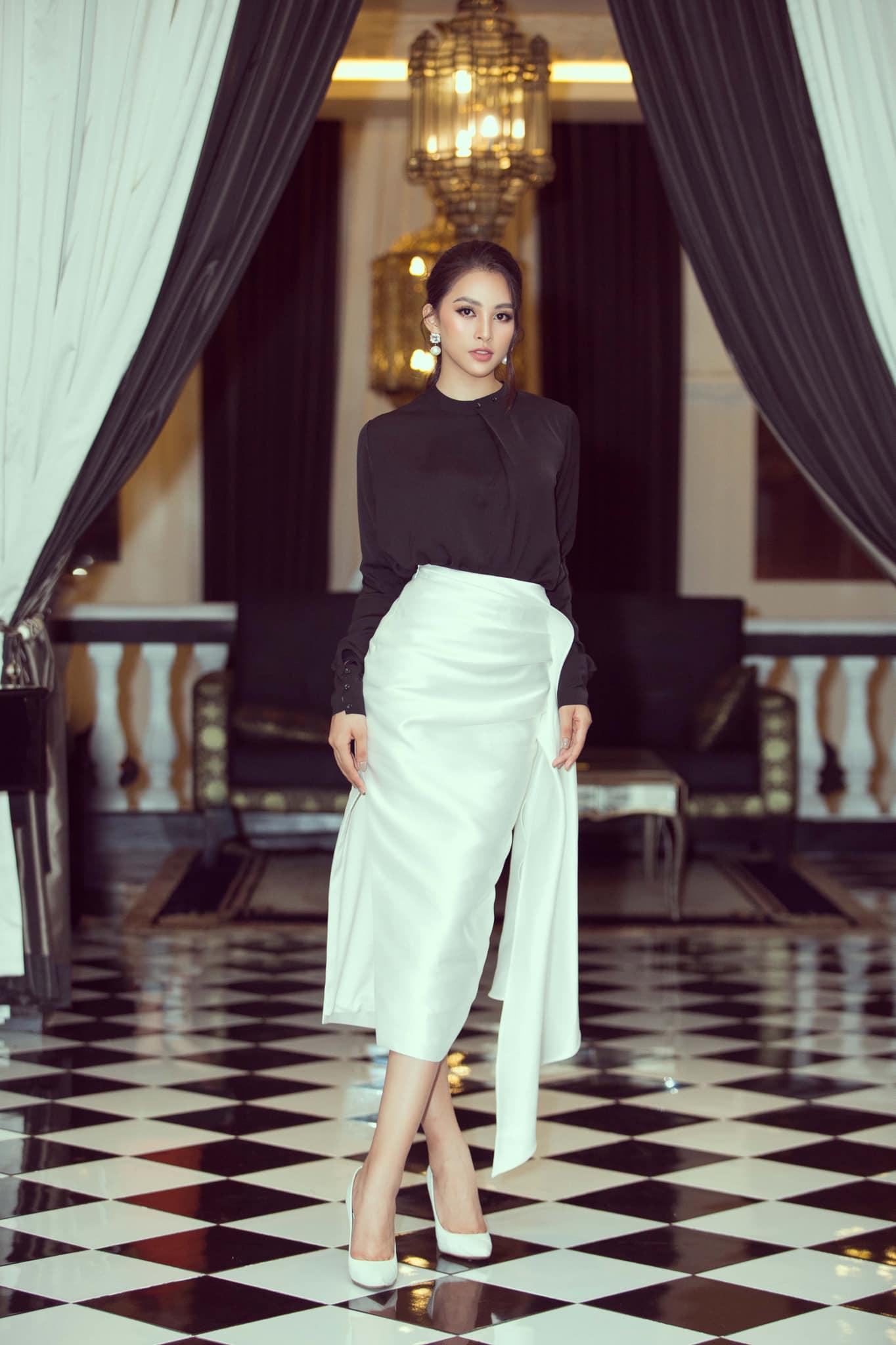 Việc kết hợp áo sơ mi với chân váy, phụ kiện của Tiểu Vy rất đáng cho hội chị em học hỏi và áp dụng để nâng tầm style công sở. Việc kết hợp áo sơ mi với chân váy, phụ kiện của Tiểu Vy rất đáng cho hội chị em học hỏi và áp dụng để nâng tầm style công sở.