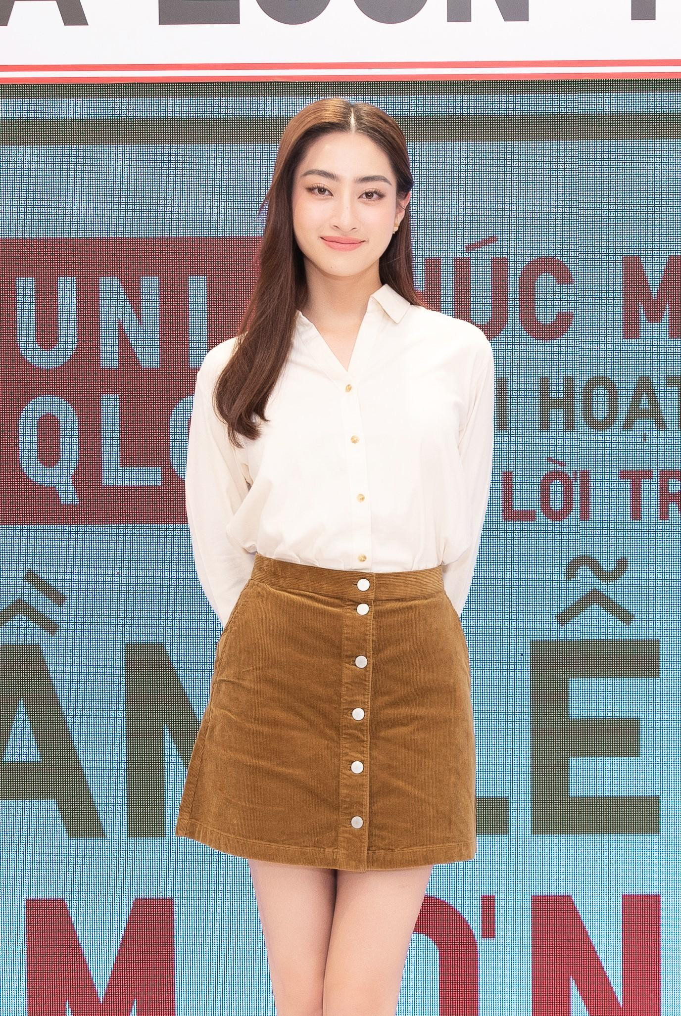 Hoa hậu Lương Thùy Linh xuất hiện với nhan sắc xinh đẹp, trẻ trung cùng set đồ đơn giản.