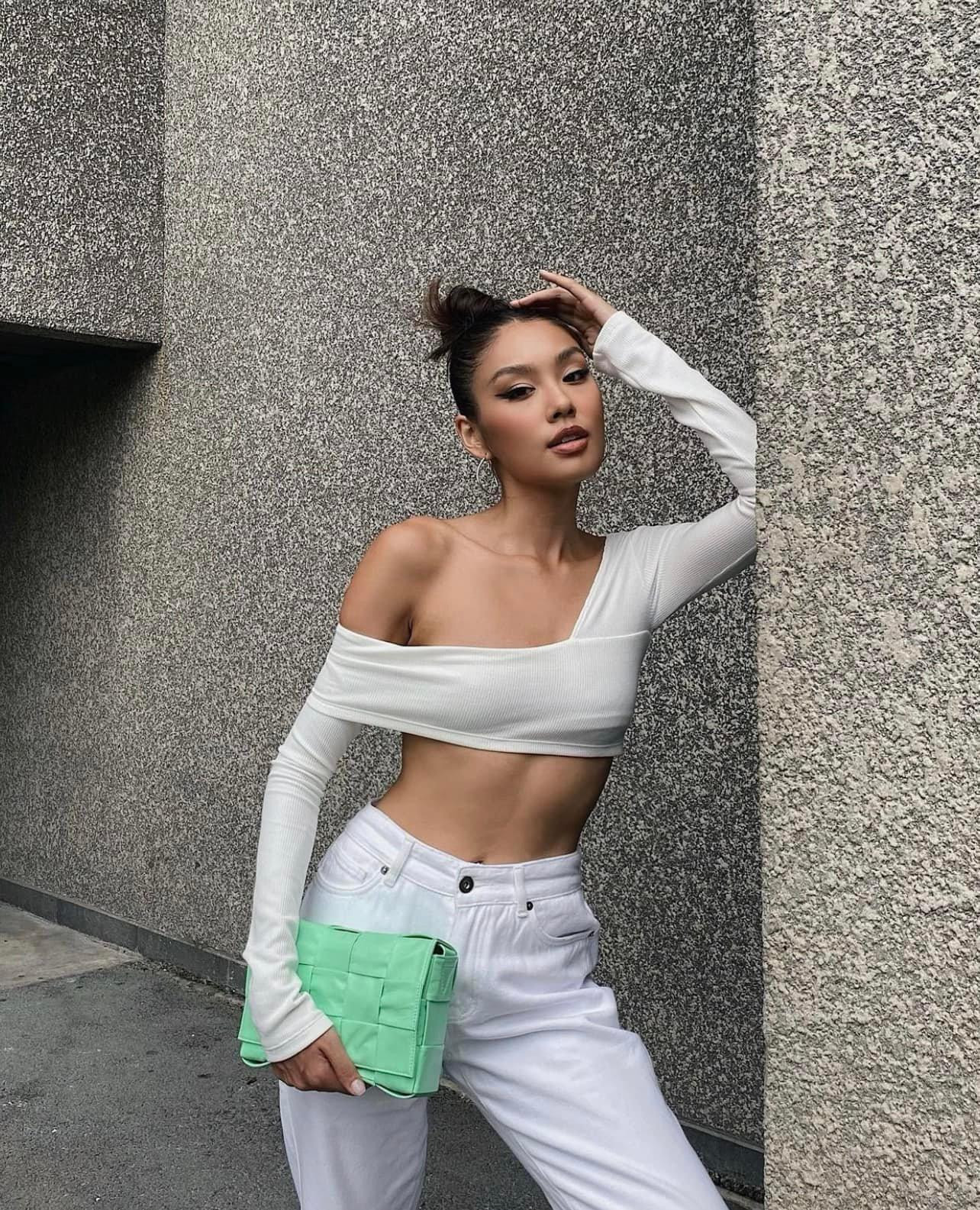 Những chiếc áo croptop khoe trọn vòng eo con kiến chính là sự lựa chọn yêu thích trong tủ đồ của người đẹp.