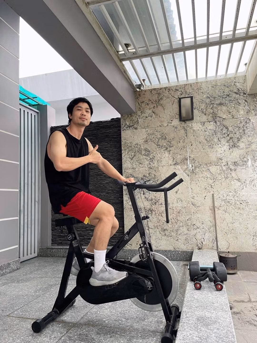 Dù không chia sẻ hình ảnh ngôi nhà của mình nhưng qua những bức ảnh nam cầu thủ đăng tải có thể thấy nội thất bên trong rất tiện nghi.