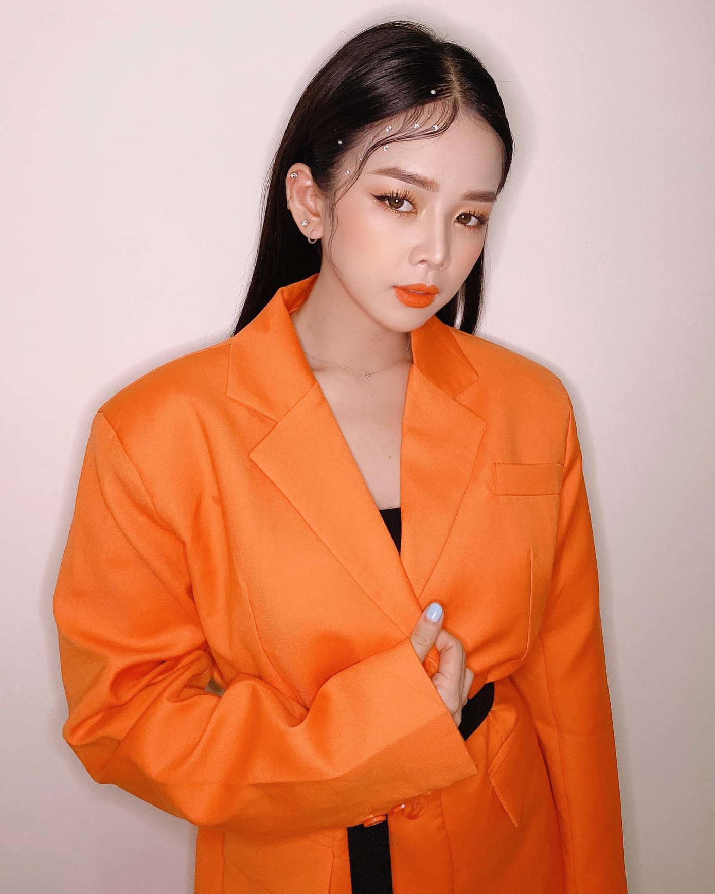 Áo blazer màu cam neon dành cho những cô nàng điệu đà nhưng vẫn muốn tạo nét cá tính cool ngầu như Mie.