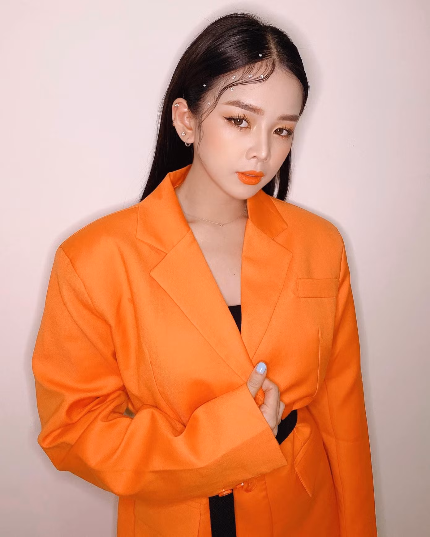 Áo blazer màu cam neon dành cho những cô nàng điệu đà nhưng vẫn muốn tạo nét cá tính cool ngầu như Mie. Áo blazer màu cam neon dành cho những cô nàng điệu đà nhưng vẫn muốn tạo nét cá tính cool ngầu như Mie.