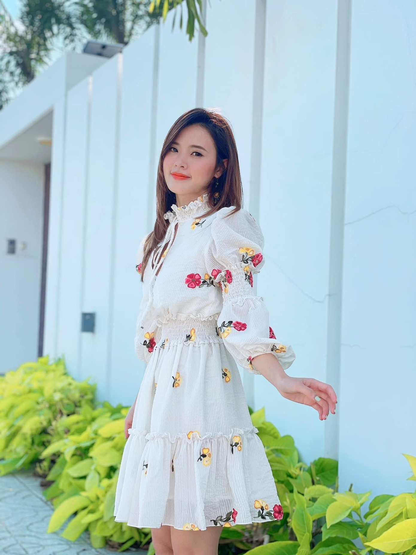 Mẫu váy hoa được cô nàng diện giúp tôn lên vóc dáng mảnh mai và vẻ dịu dàng.