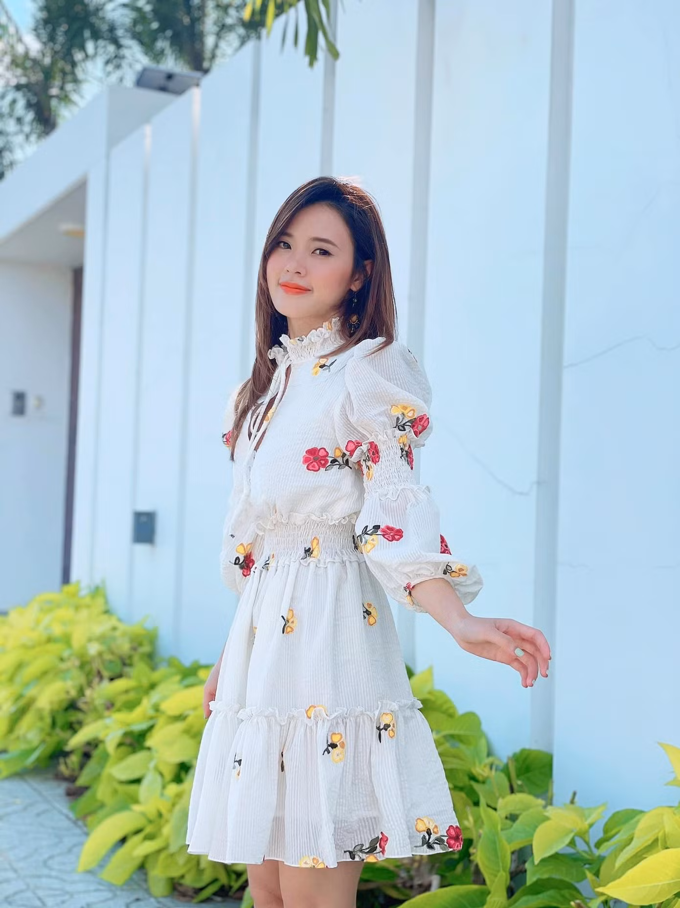 Mẫu váy hoa được cô nàng diện giúp tôn lên vóc dáng mảnh mai và vẻ dịu dàng.