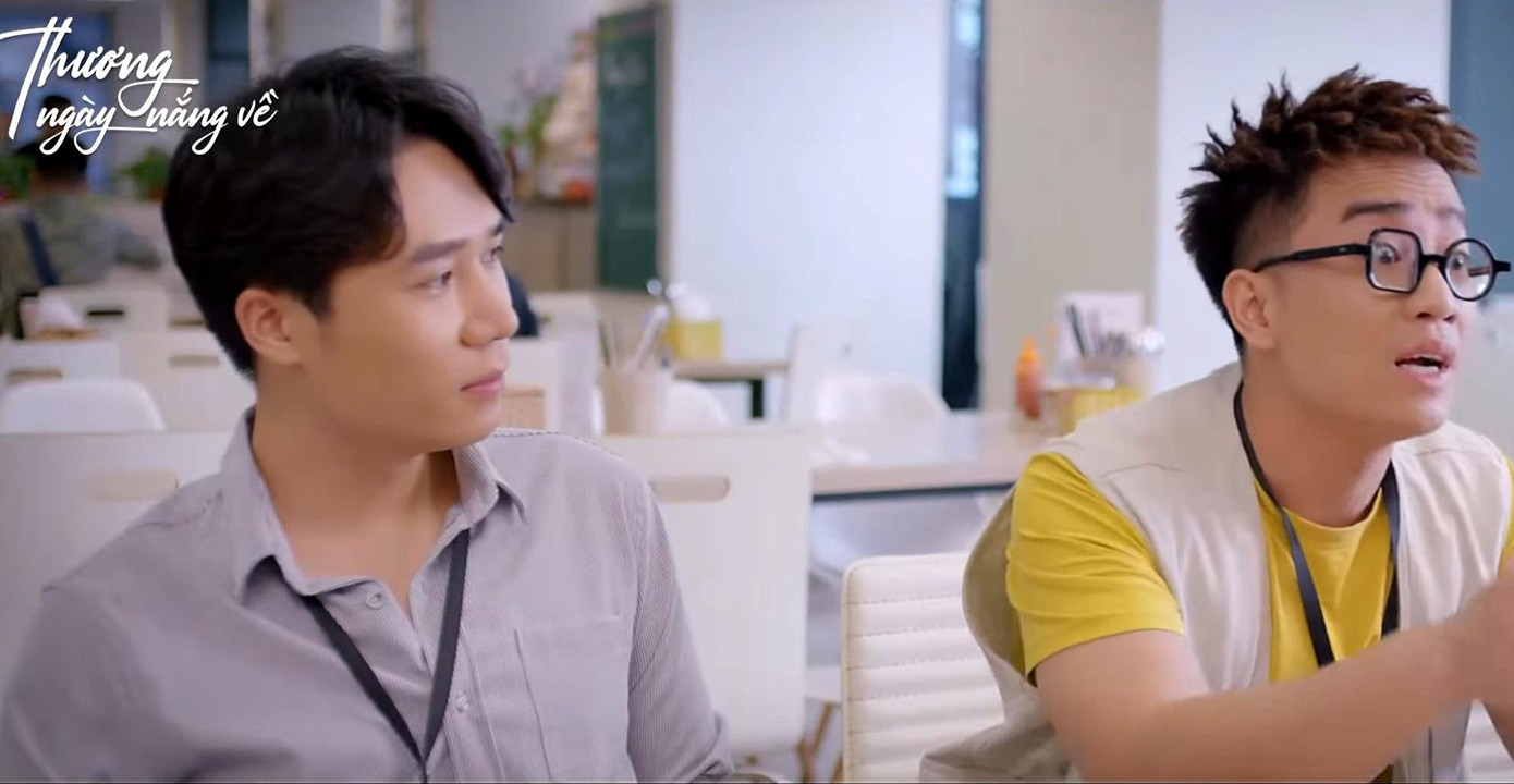 Hình ảnh của Ngô Sỹ Lâm (mặc áo sơ mi) khi đóng vai Dương trong Thương Ngày Nắng Về.