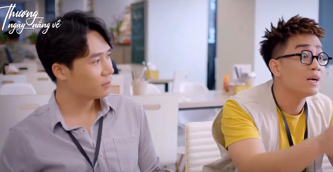 Hình ảnh của Ngô Sỹ Lâm (mặc áo sơ mi) khi đóng vai Dương trong Thương Ngày Nắng Về.