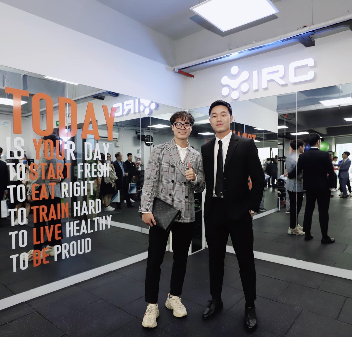 Chiếc ví cầm tay đến từ thương hiệu Louis Vuitton được anh chàng yêu thích khi đi ra ngoài. Chiếc ví cầm tay đến từ thương hiệu Louis Vuitton được anh chàng yêu thích khi đi ra ngoài.