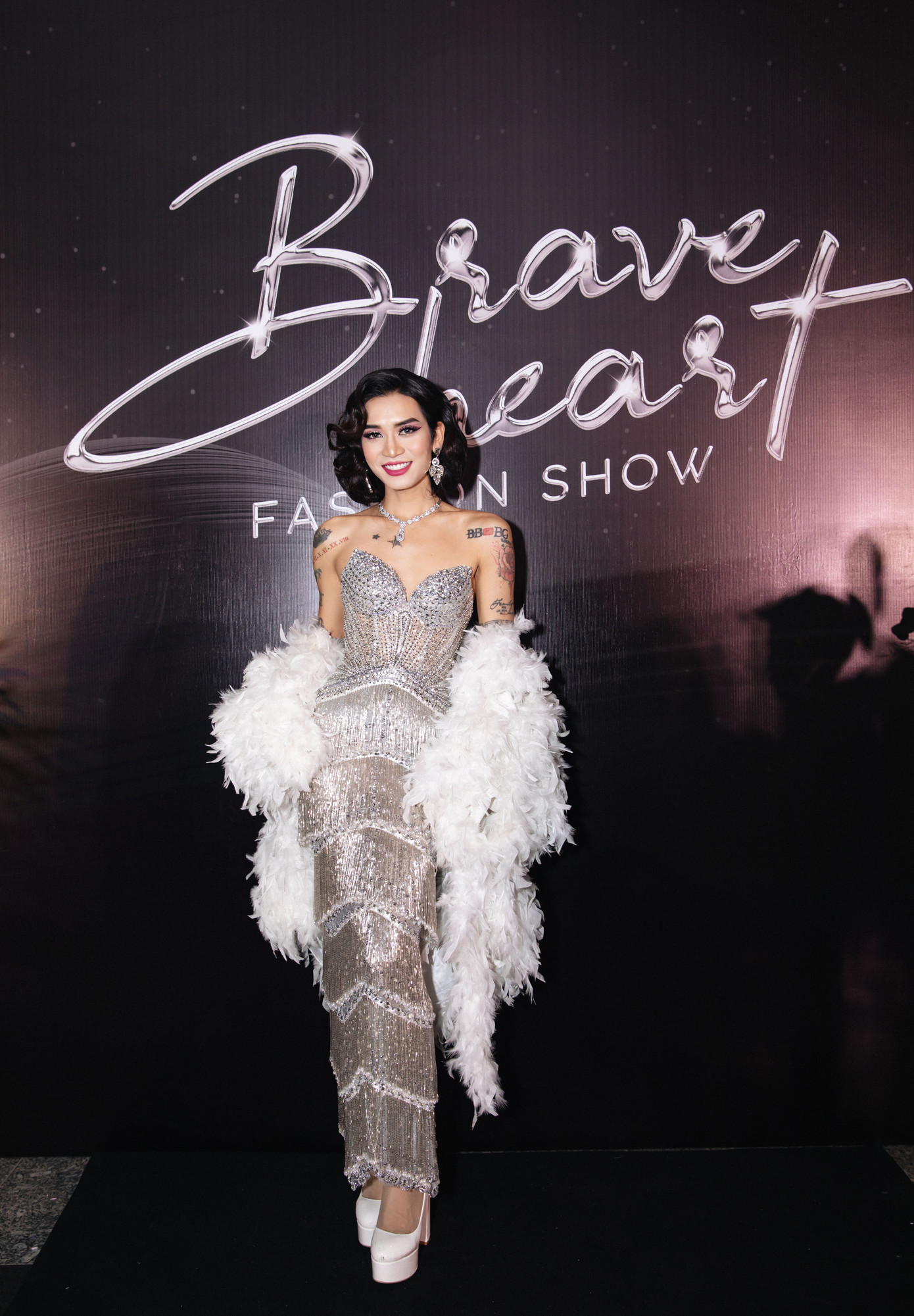 Ngoài ra còn có sự xuất hiện của các nghệ sĩ hài, ca sĩ, MC đình đám trong showbiz Việt.