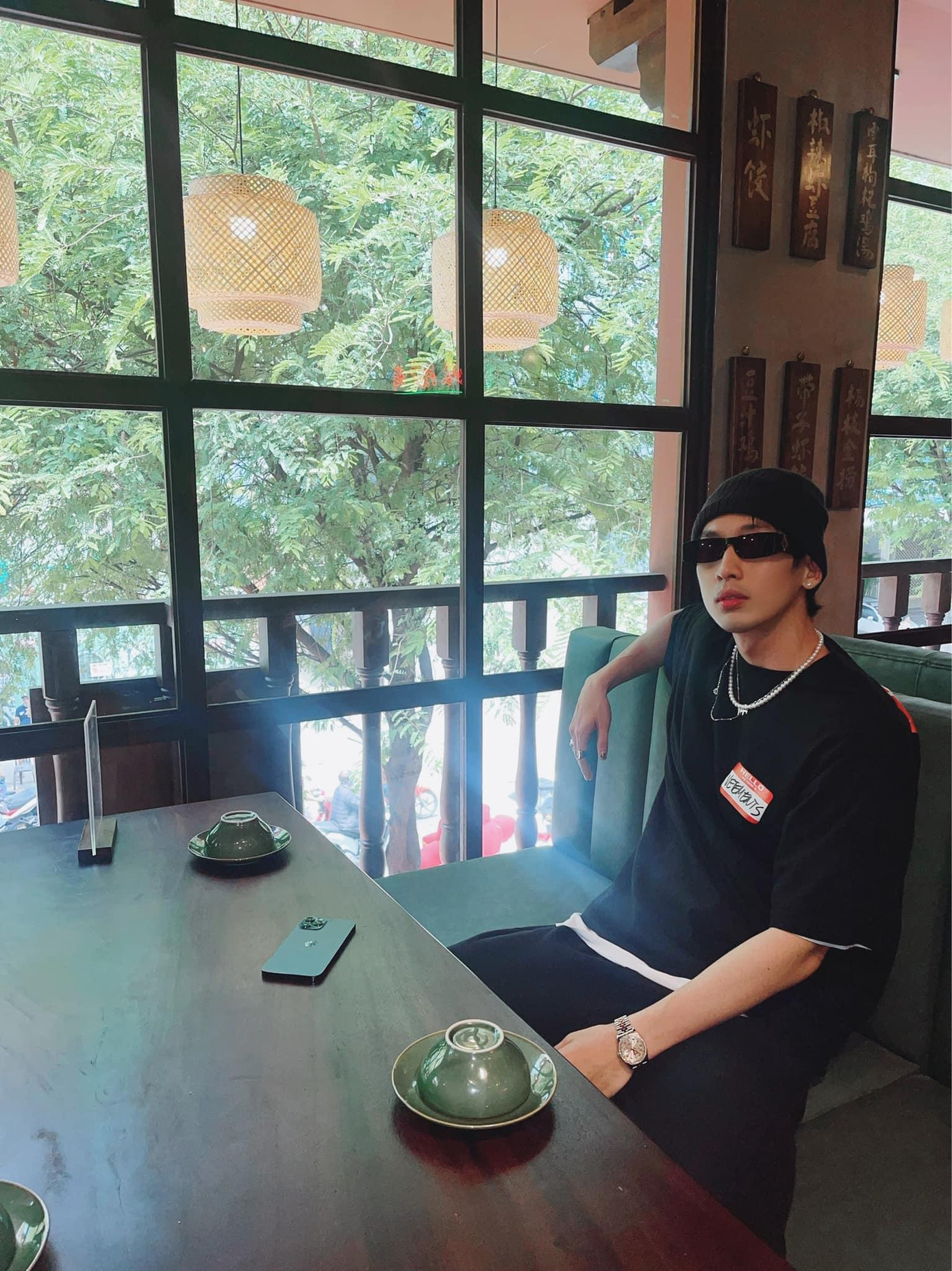 Khác với nhân vật Tâm Lof, Tuấn Trần không hay diện những mẫu áo sơ mi oversize mà thích mặc các mẫu áo thun đơn giản, thoải mái hơn.