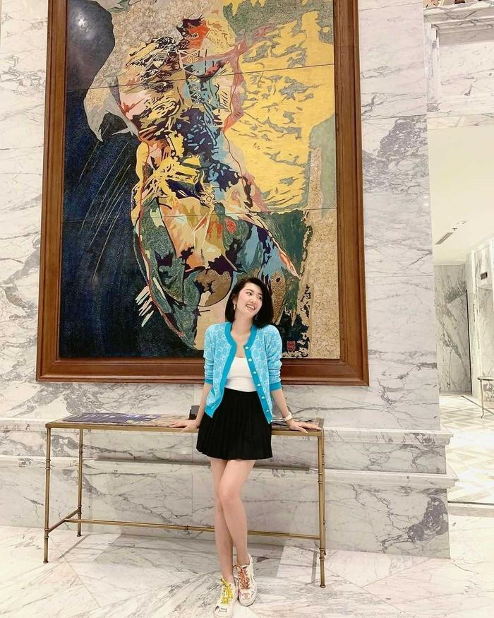 Thúy Ngân khoe đôi chân dài miên man khi kết hợp chân váy ngắn với áo thun. Đặc biệt, chiếc áo cardigan khoác ngoài khiến cô nàng trở nên nổi bật hơn.