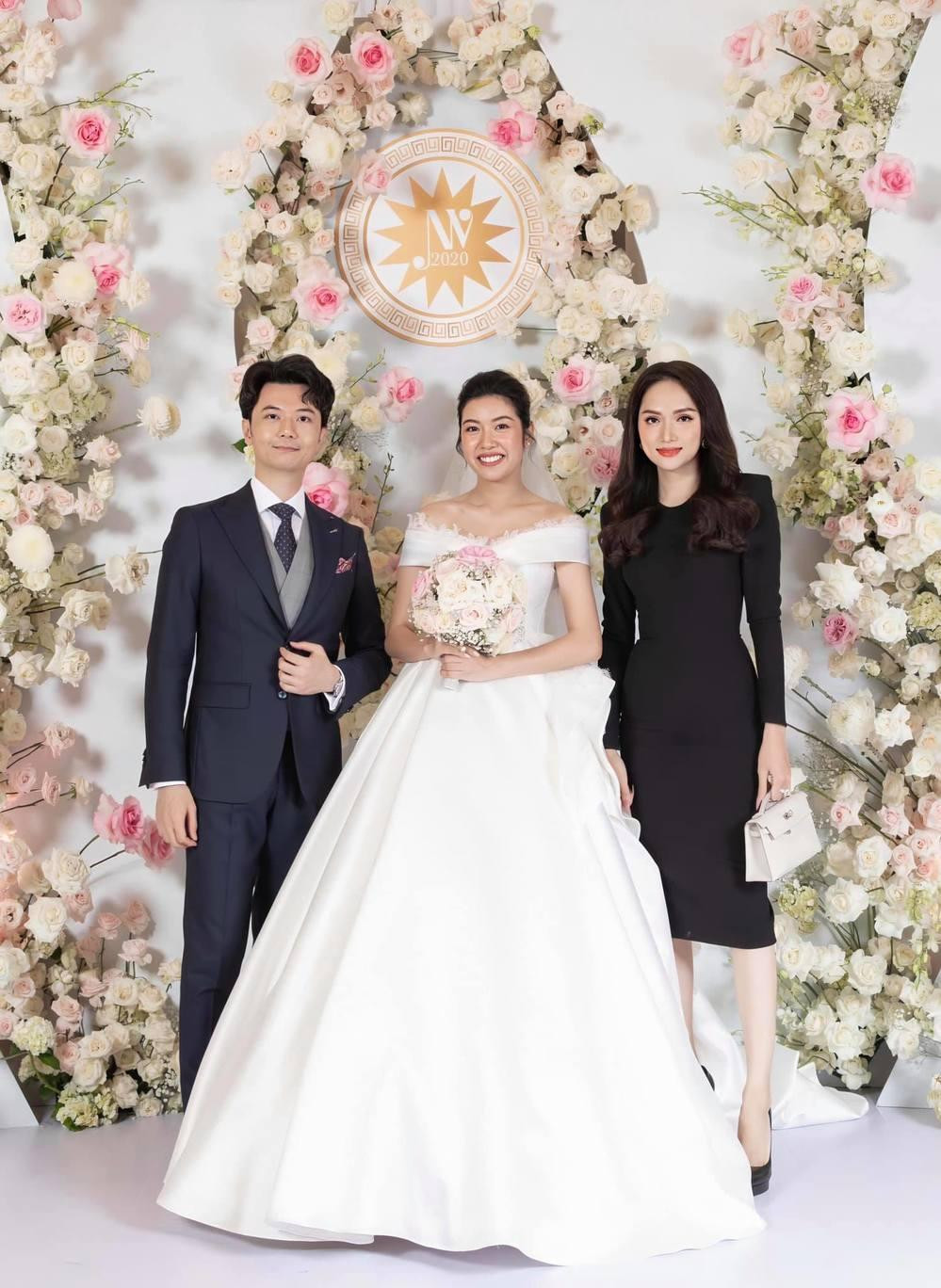 Hương Giang diện đầm body đen đơn giản đến dự lễ cưới của vợ chồng Á hậu Thúy Vân. Hương Giang diện đầm body đen đơn giản đến dự lễ cưới của vợ chồng Á hậu Thúy Vân.