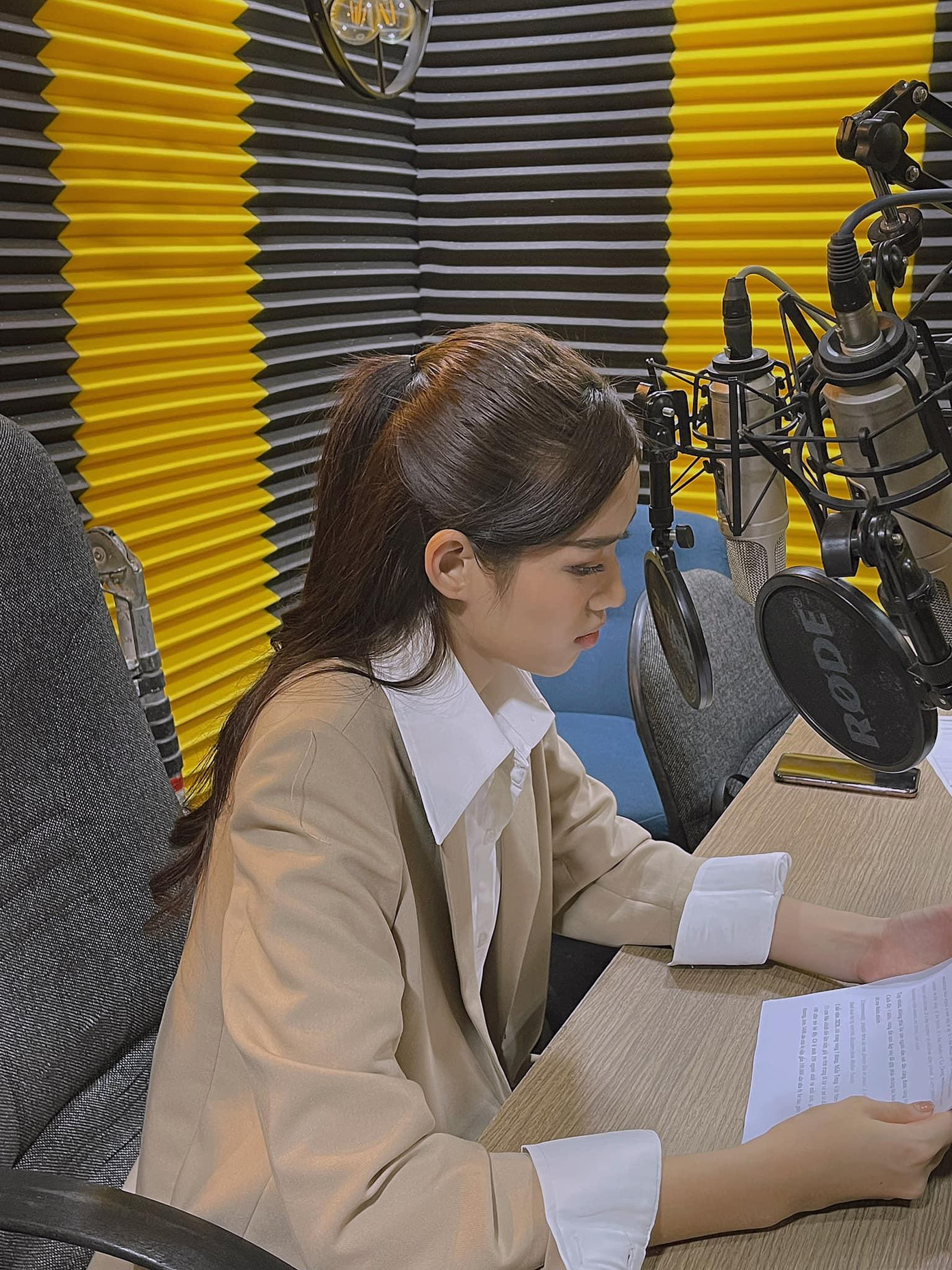 Ngoài ra, bạn có thể phối áo blazer với áo thun hoặc sơ mi bên trong và kết hợp cùng quần tây, quần jeans hay chân váy để thoải mái khi làm việc.