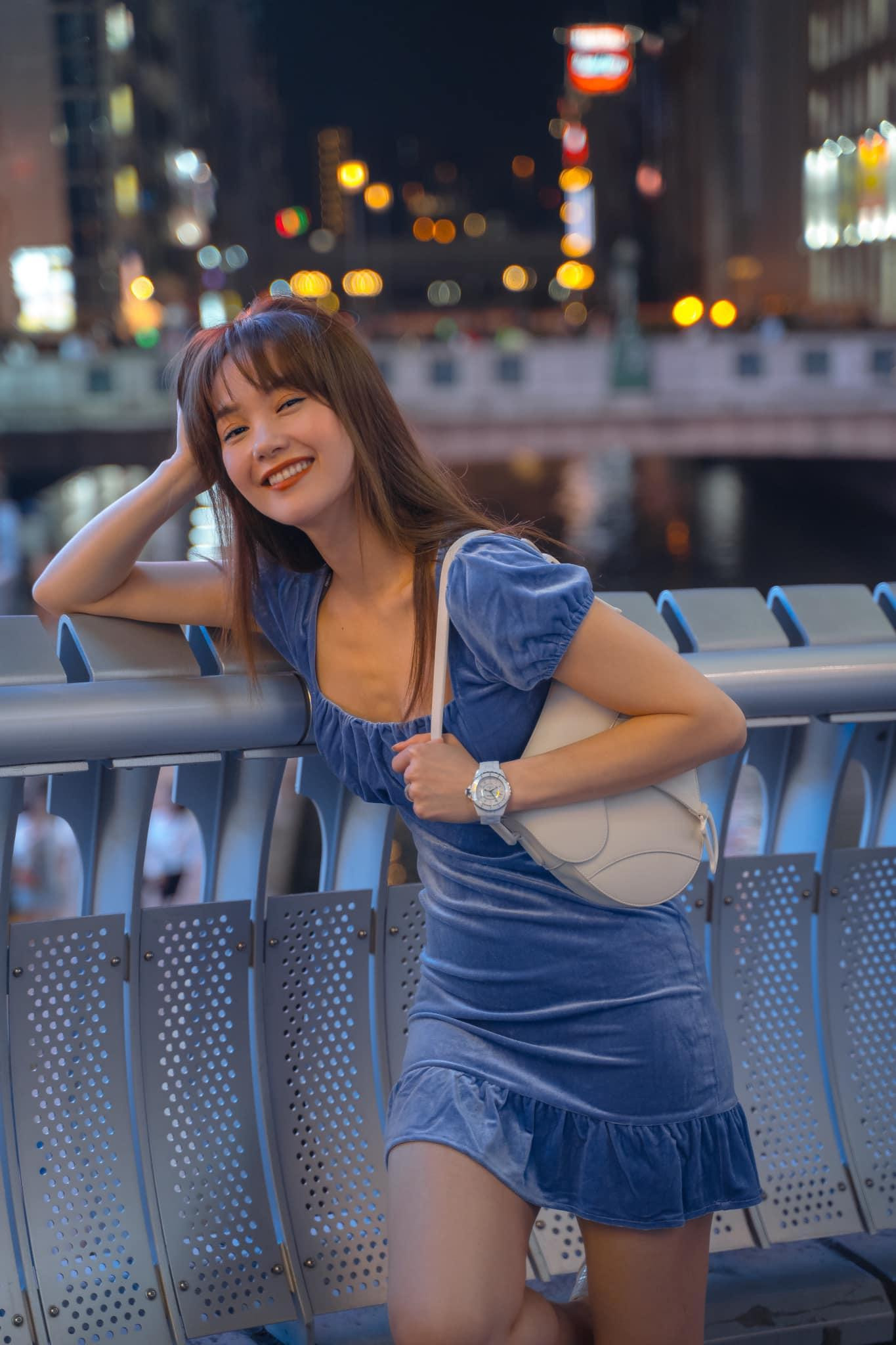 Chiếc váy cổ vuông dáng ngắn kết hợp với một vài phụ kiện giúp Minh Hằng nổi bật hơn.