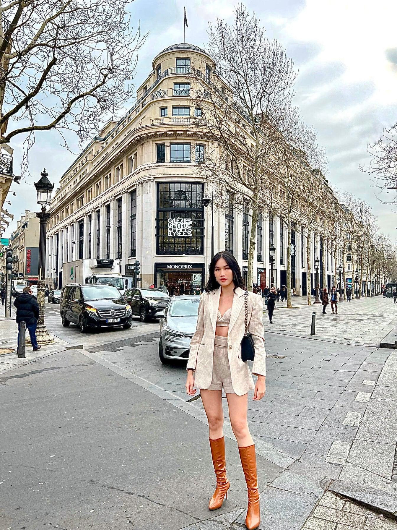 Phong cách phối áo blazer kết hợp với bra, quần short và boot cao cổ mang đến cho Phương Anh hình ảnh năng động, đúng chuẩn fashionista.