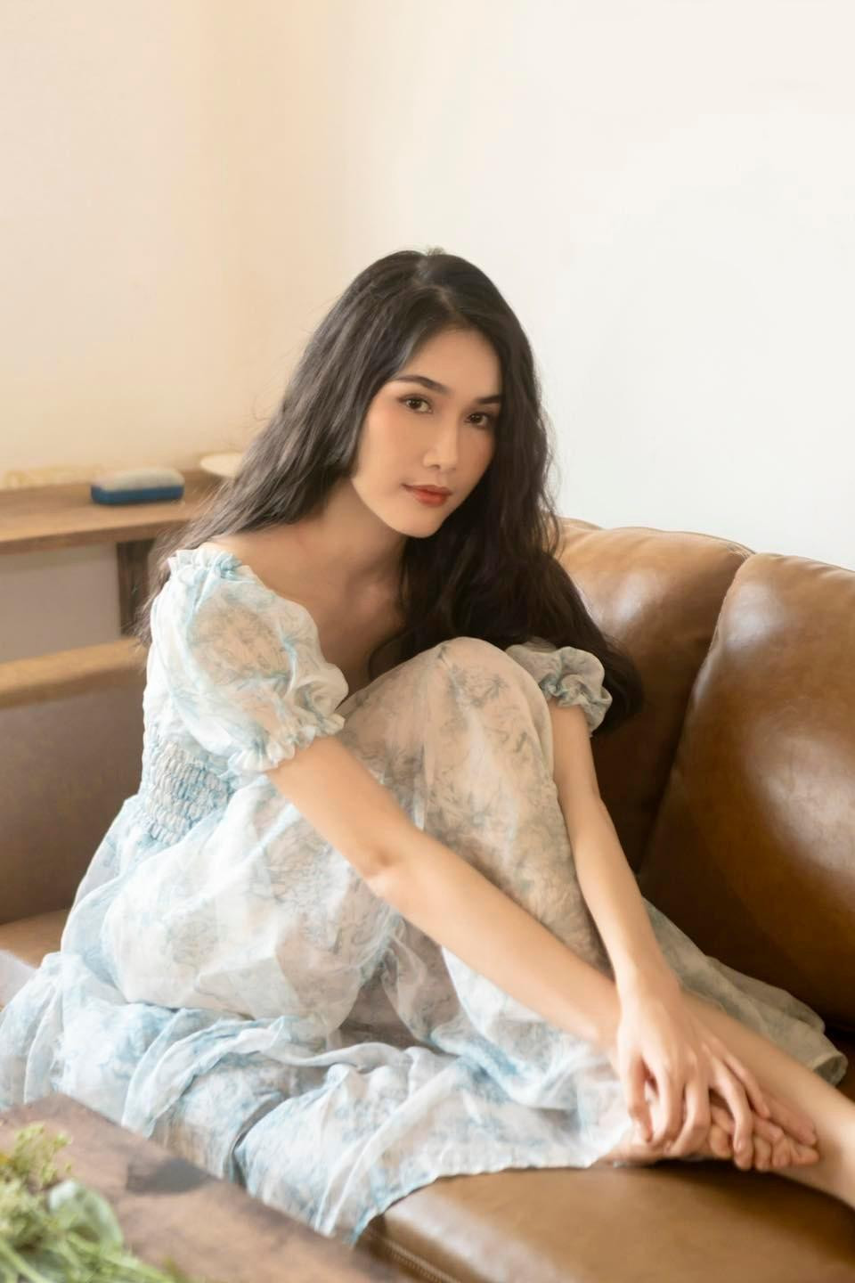 Đặc biệt, nàng Á hậu rất thích những chiếc váy hoa với chất liệu vải voan mỏng manh, giúp tăng thêm phần dịu dàng và nữ tính.