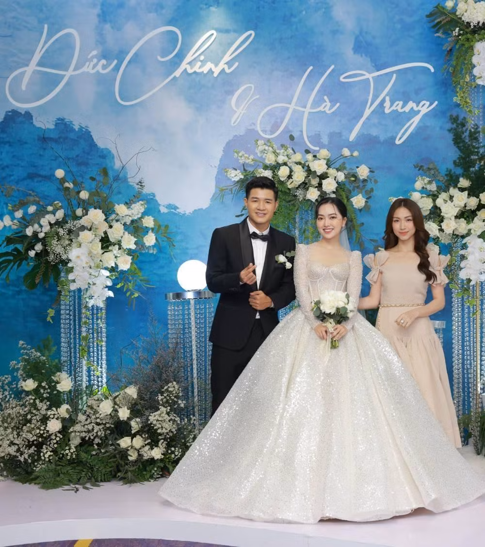 Tại đám cưới của cầu thủ Hà Đức Chinh, Hòa Minzy diện chiếc đầm màu be thanh lịch cùng một lớp trang điểm nhẹ để tôn lên nhan sắc cô dâu.