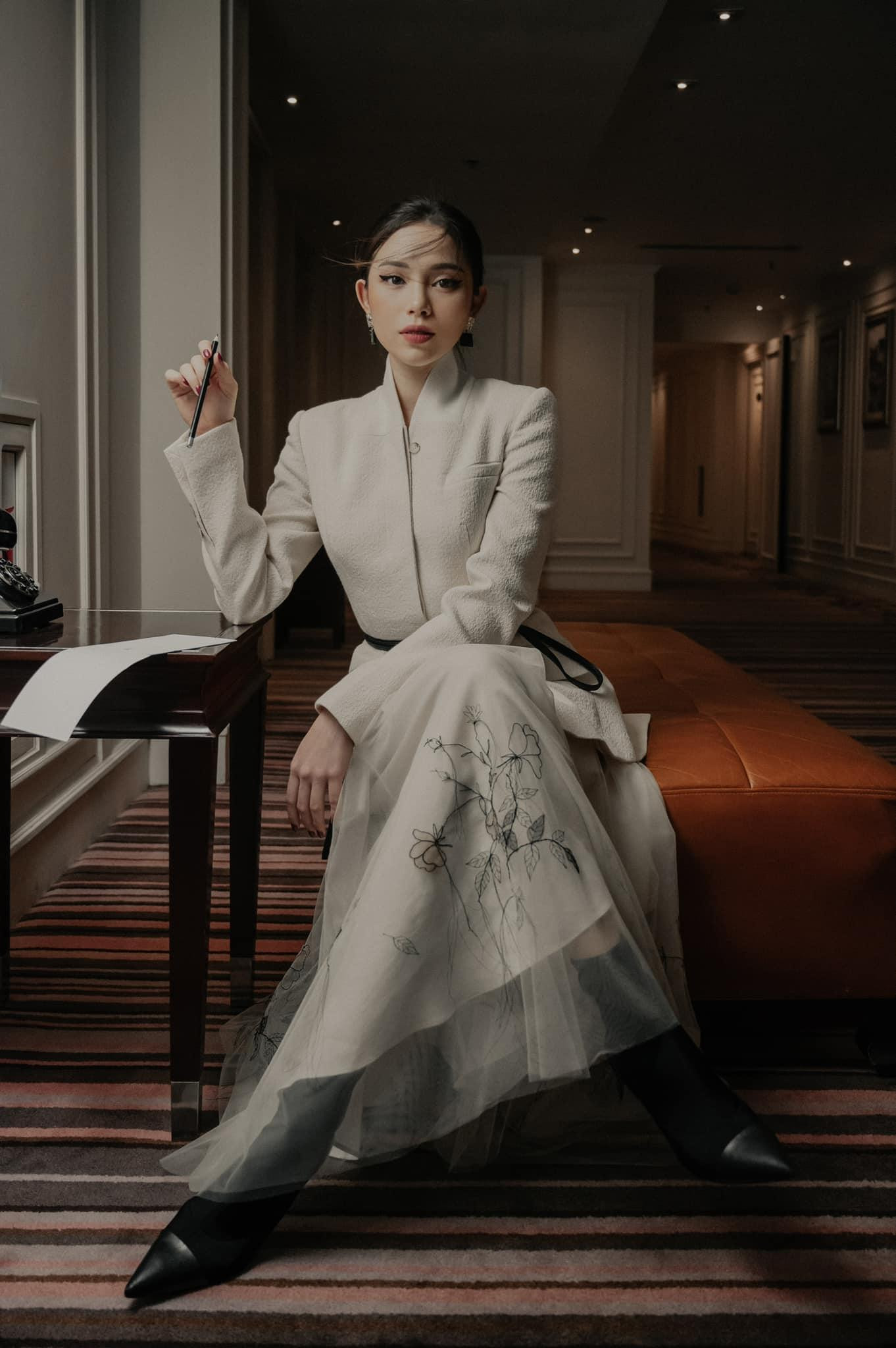 Set đồ nữ tính nhưng đầy quyền lực, mẫu áo vest sang trọng, tôn dáng hơn nhờ đai chiết eo và chân váy dài.