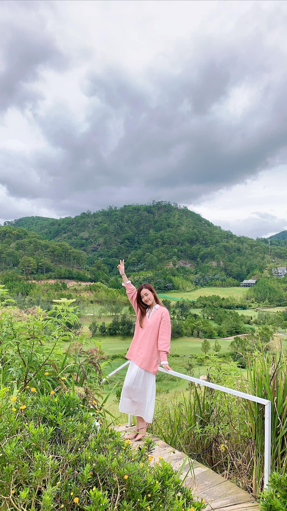 Chỉ với một cách phối đồ đơn giản là kết hợp áo len với váy dài yểu điệu, Midu đã có ngay một item thướt tha đầy nữ tính.