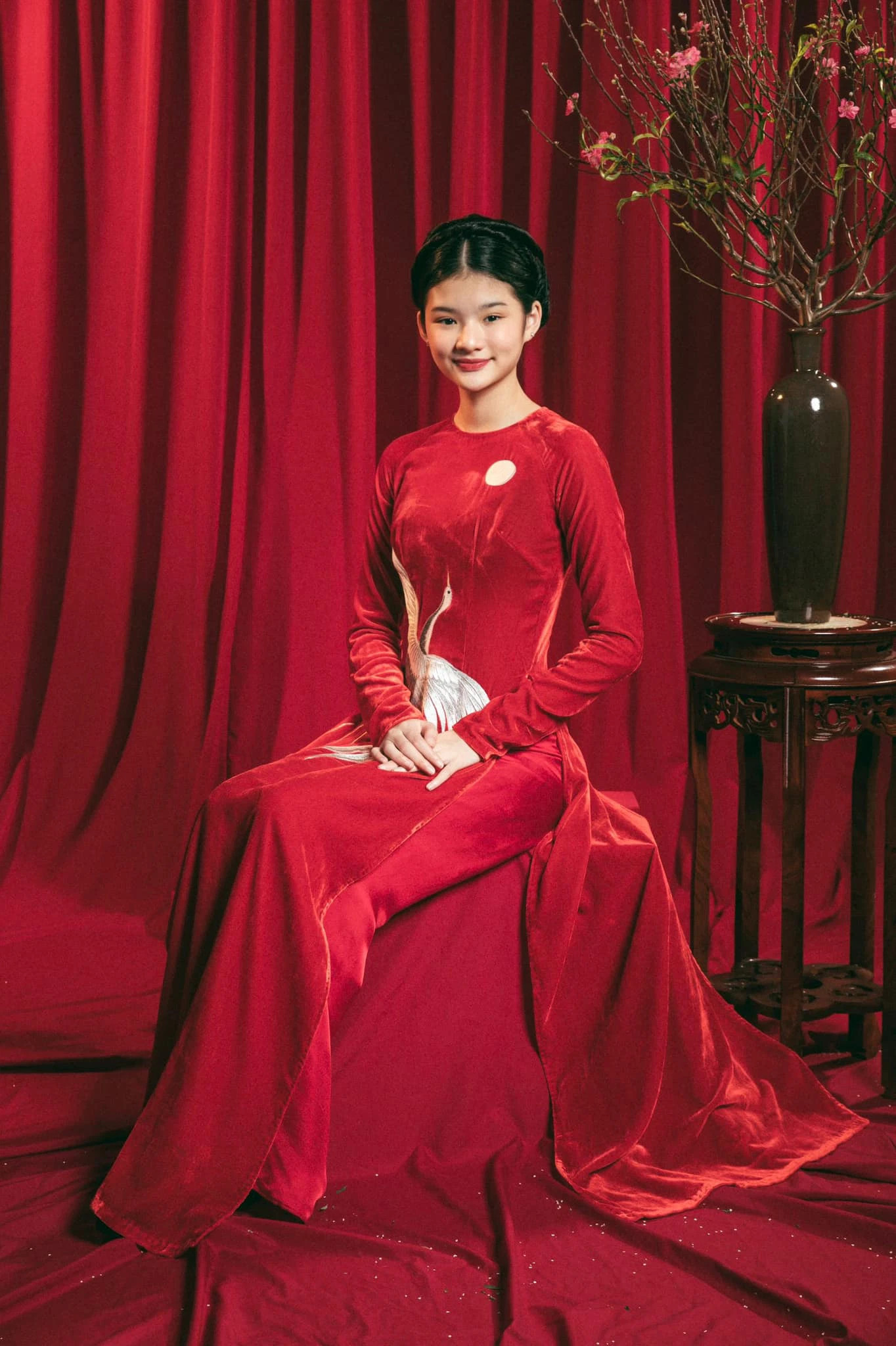 Thả dáng trong chiếc áo dài đỏ, con gái Trương Ngọc Ánh có phần đằm thắm hơn. Thả dáng trong chiếc áo dài đỏ, con gái Trương Ngọc Ánh có phần đằm thắm hơn.