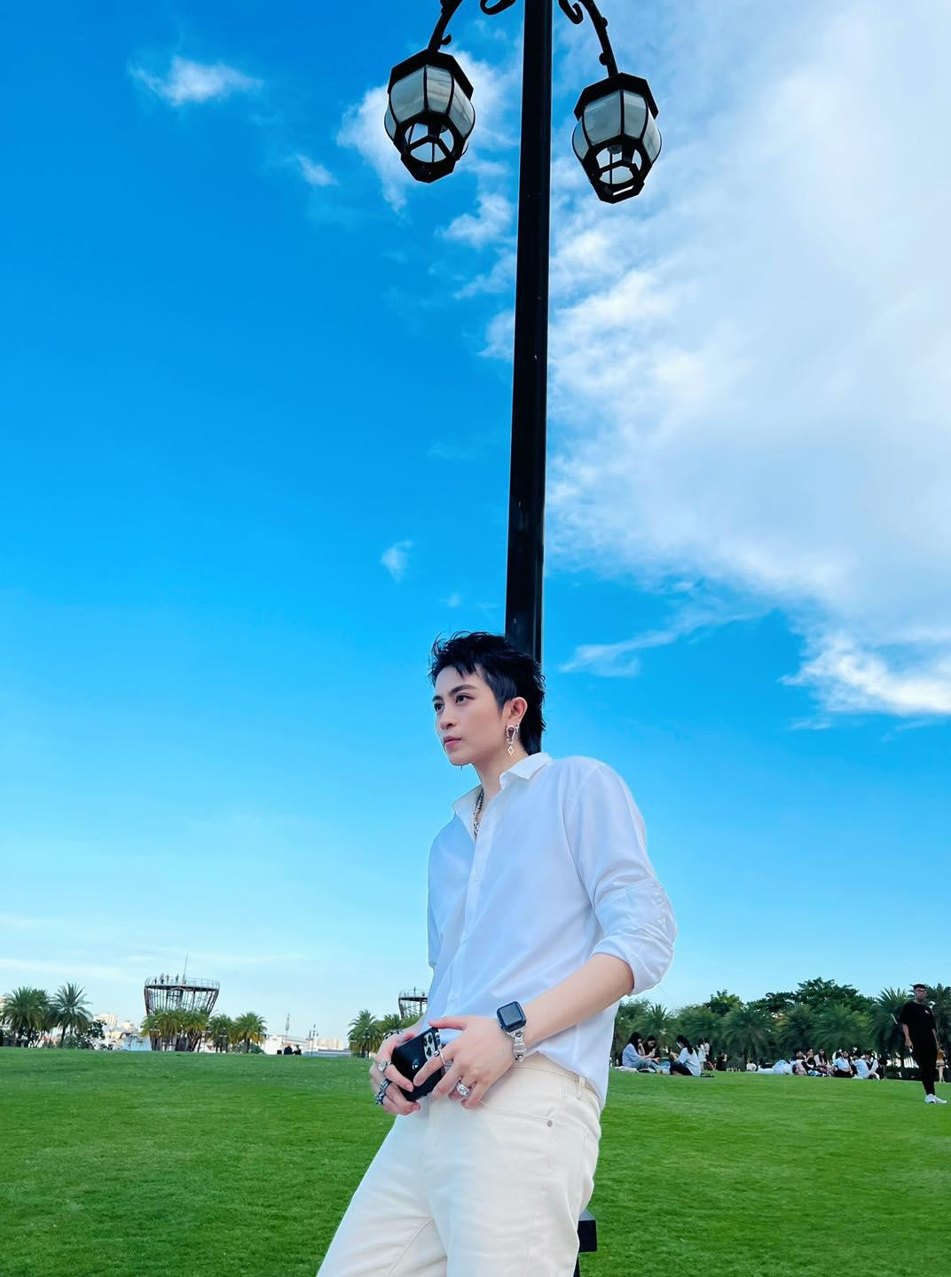 Set đồ trắng của Gil Lê có làm fan "say nắng". Set đồ trắng của Gil Lê có làm fan "say nắng".