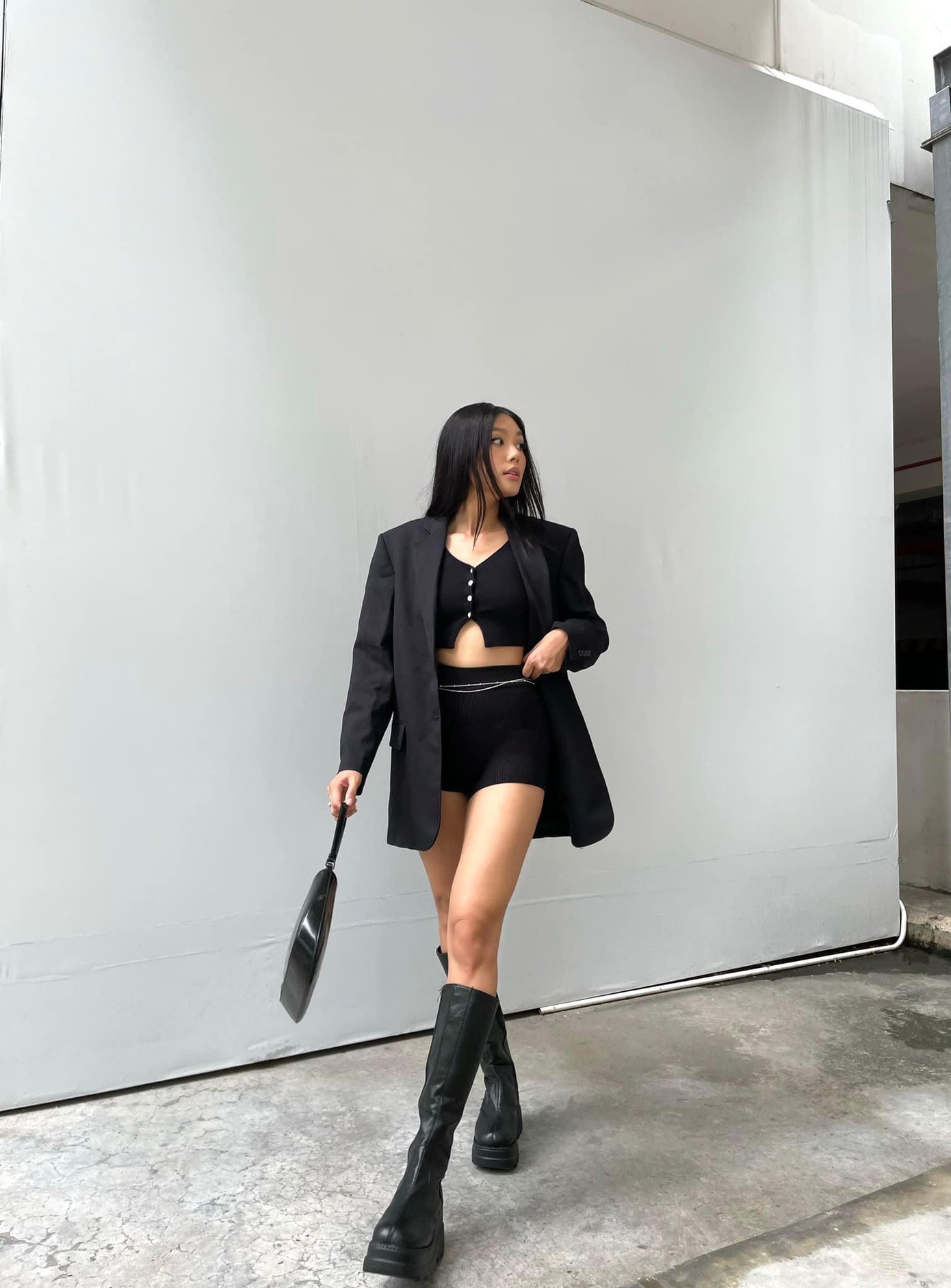 Trang phục đời thường của Thảo Nhi thường hướng tới tông màu đen cá tính nhưng vẫn tạo được điểm nhấn nhờ phối cùng những phụ kiện sành điệu.