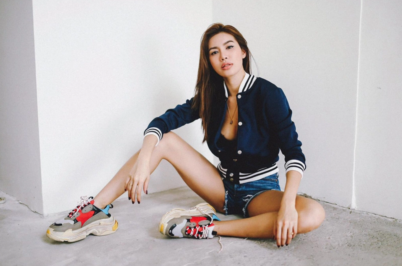 Tuy chỉ diện lên mình một outfit đơn giản với áo khoác và quần short jeans nhưng siêu mẫu Minh Tú vẫn nổi bật và ngầu nhờ kết hợp với đôi giày sneaker đế thô nhiều màu.