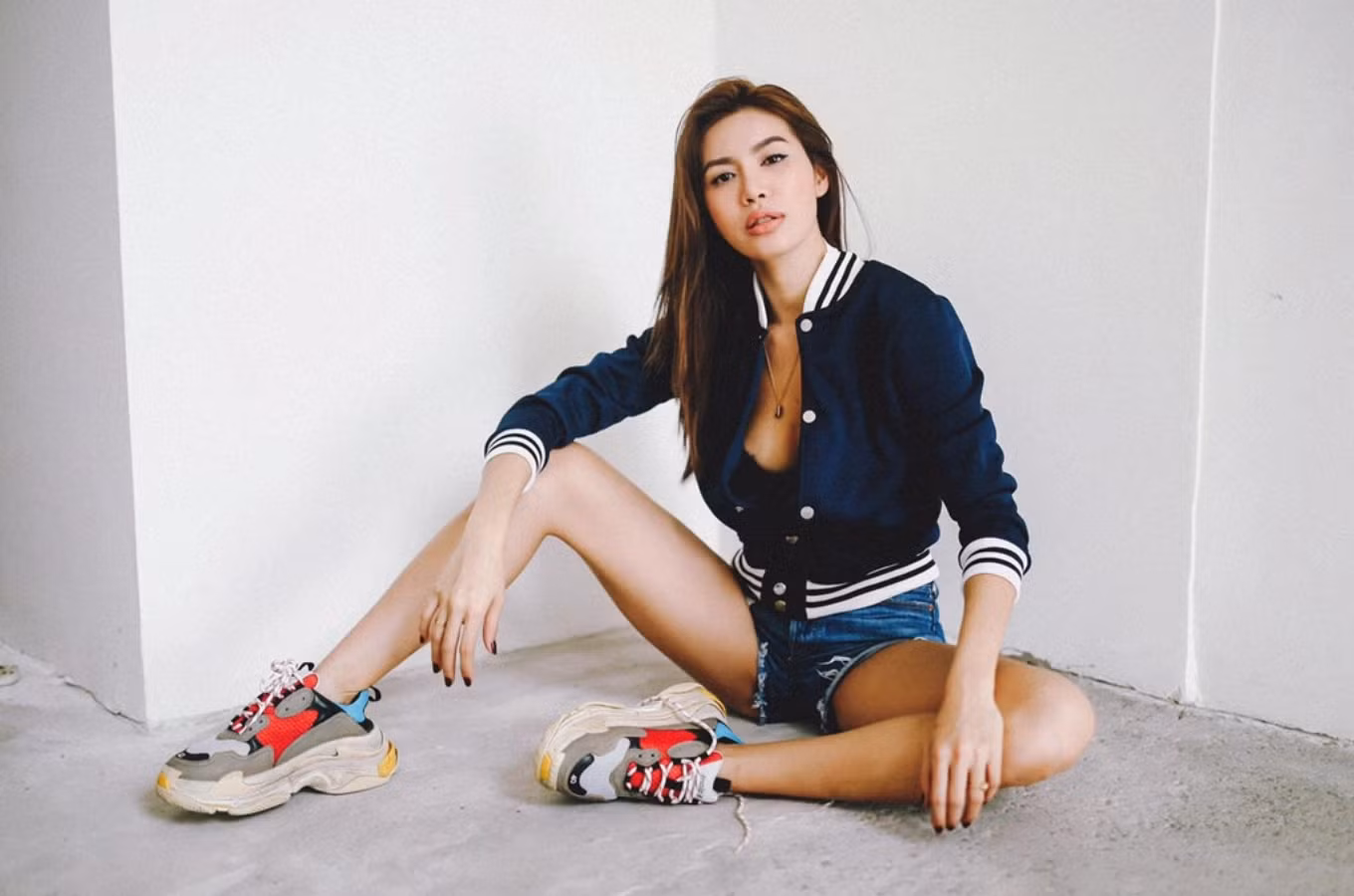 Tuy chỉ diện lên mình một outfit đơn giản với áo khoác và quần short jeans nhưng siêu mẫu Minh Tú vẫn nổi bật và ngầu nhờ kết hợp với đôi giày sneaker đế thô nhiều màu.