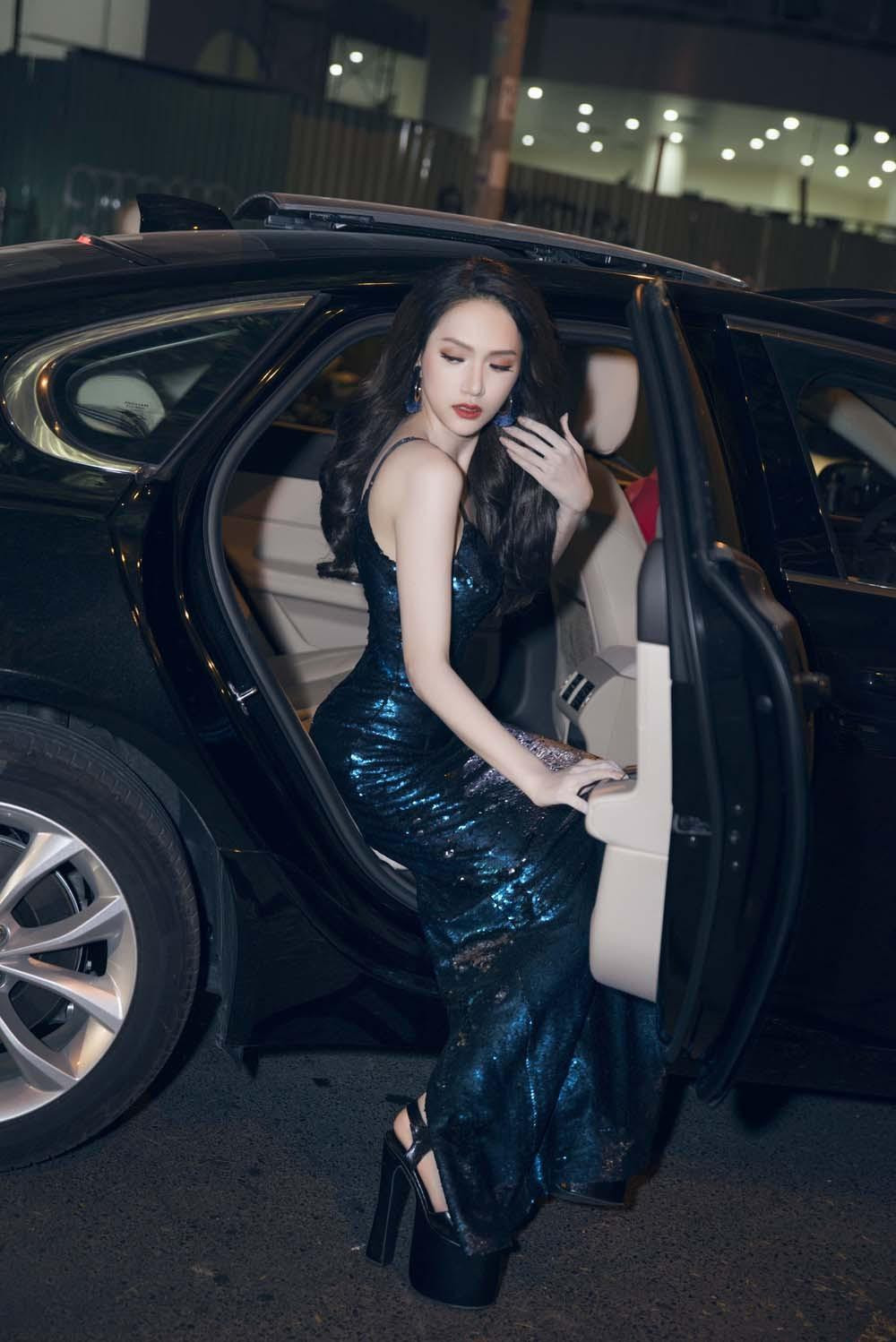 Trợ thủ cao tới 25cm này giúp Hoa hậu Hương Giang nổi bần bật khi xuất hiện tại sự kiện.