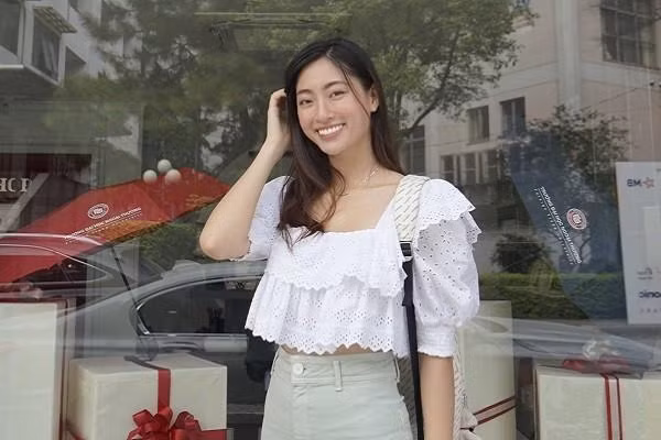 Áo croptop dáng xòe phối với quần jeans cạp cao là một trong những item vừa xinh xắn lại không quá đơn giản để các nàng diện đi học.
